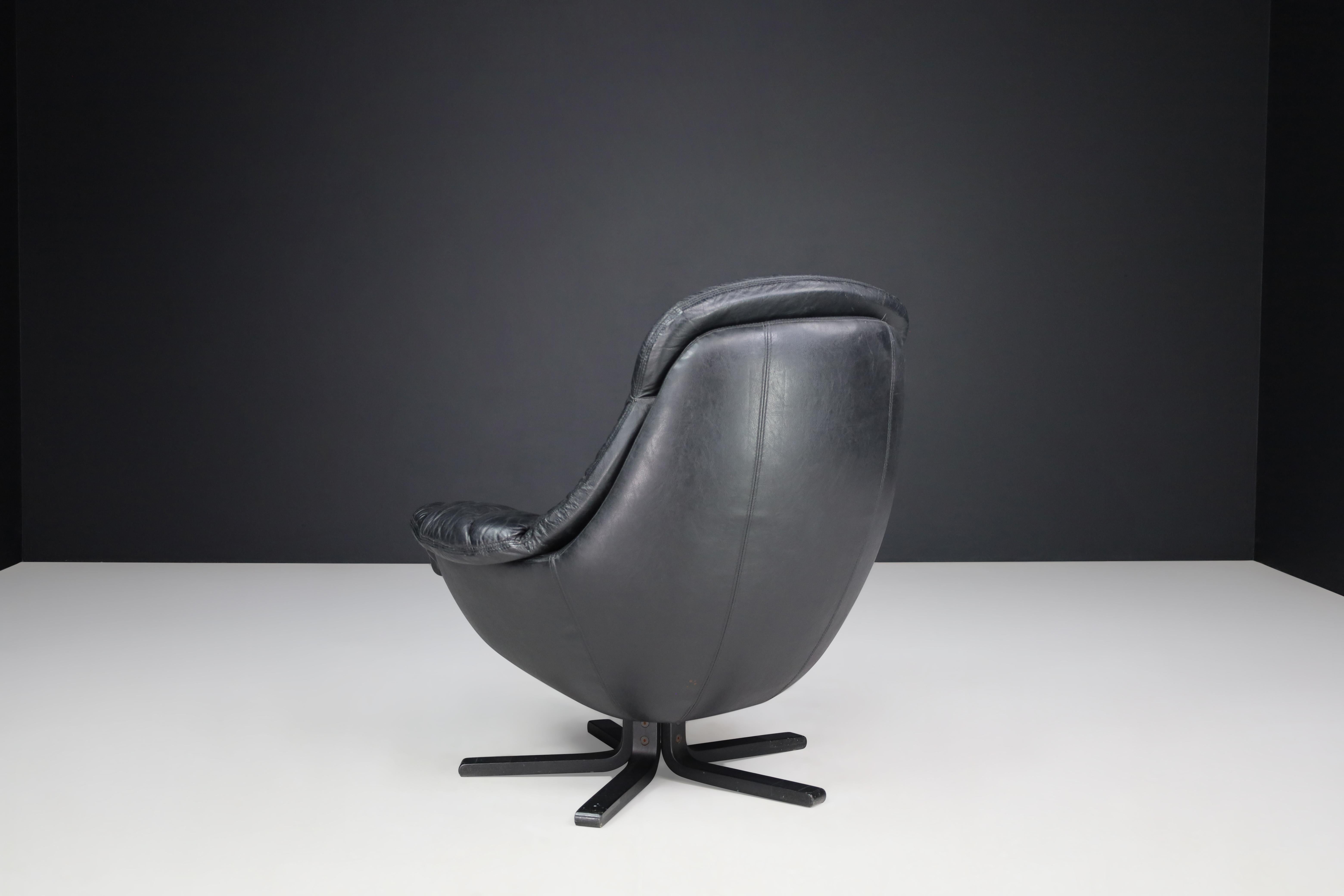 H.W. Klein for Bramin Leather Swivel Lounge Chairs, Denmark 1970s For Sale 3