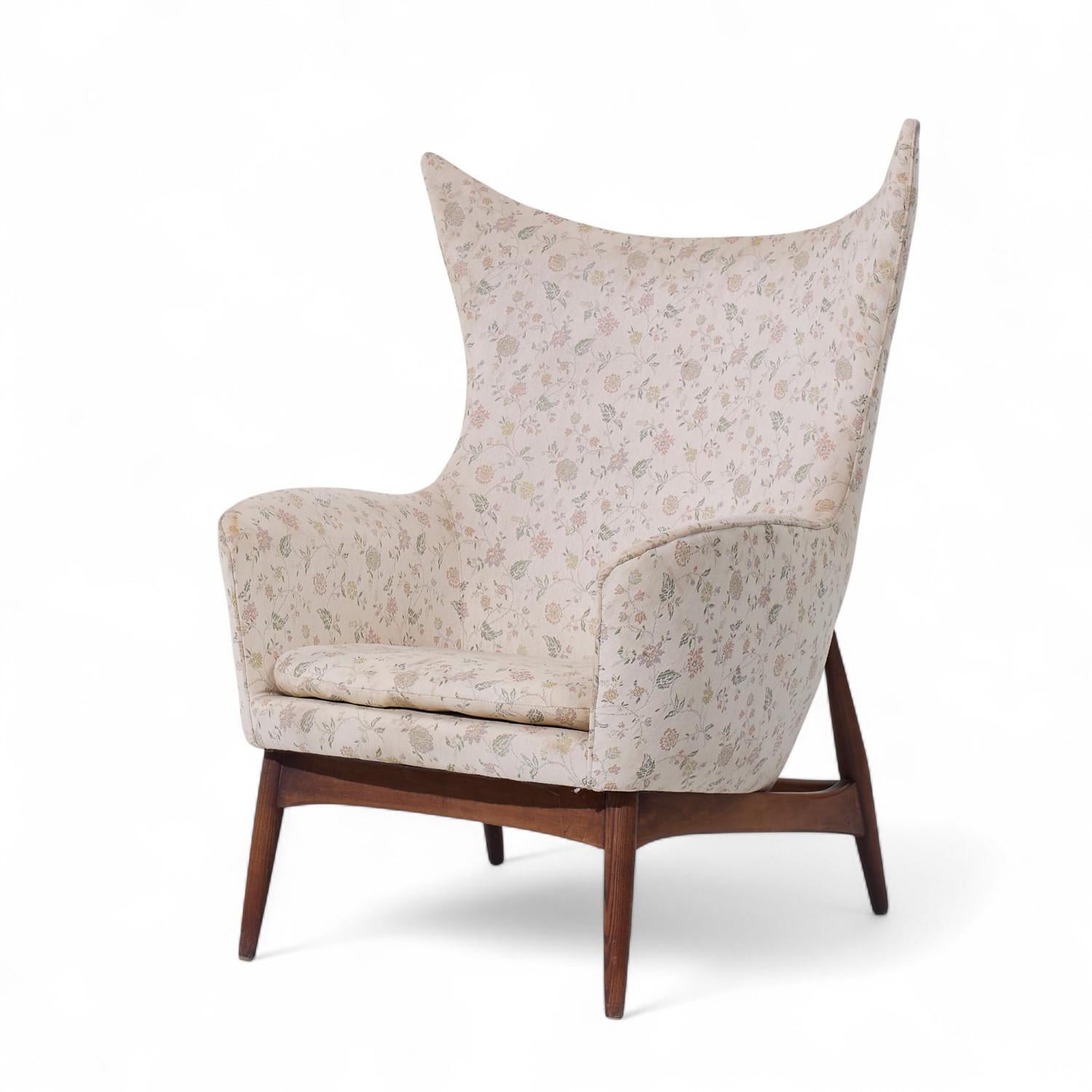 H.W. Klein for Bramin Møbler Model 207/5 Mid Century Danish Walnut Wing Chair Moderno de mediados de siglo en venta