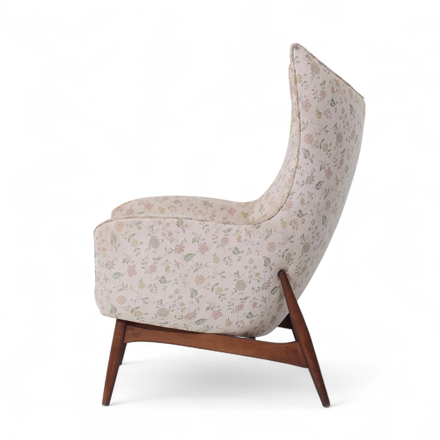 H.W. Klein for Bramin Møbler Model 207/5 Mid Century Danish Walnut Wing Chair Danés en venta