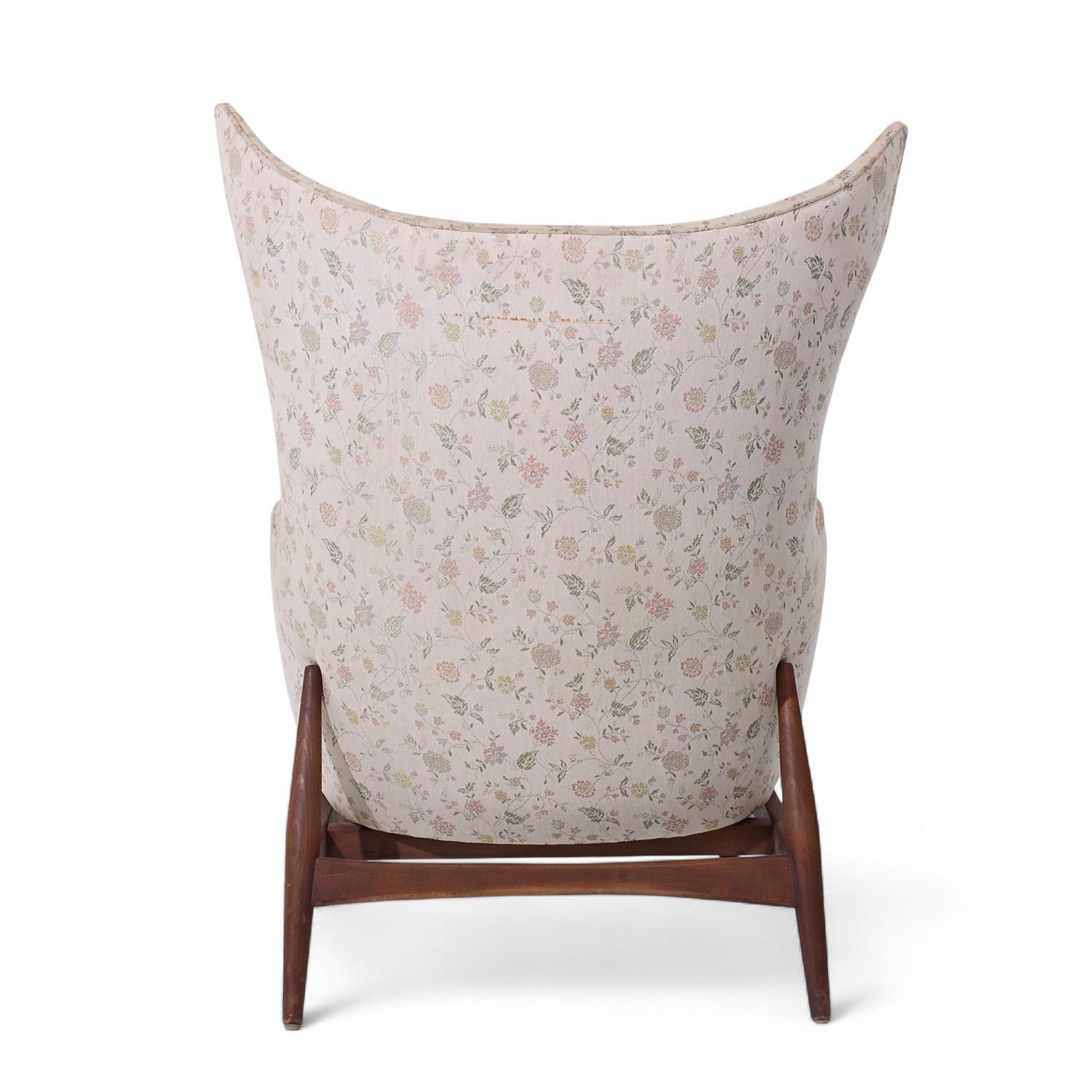 H.W. Klein for Bramin Møbler Model 207/5 Mid Century Danish Walnut Wing Chair siglo XX en venta