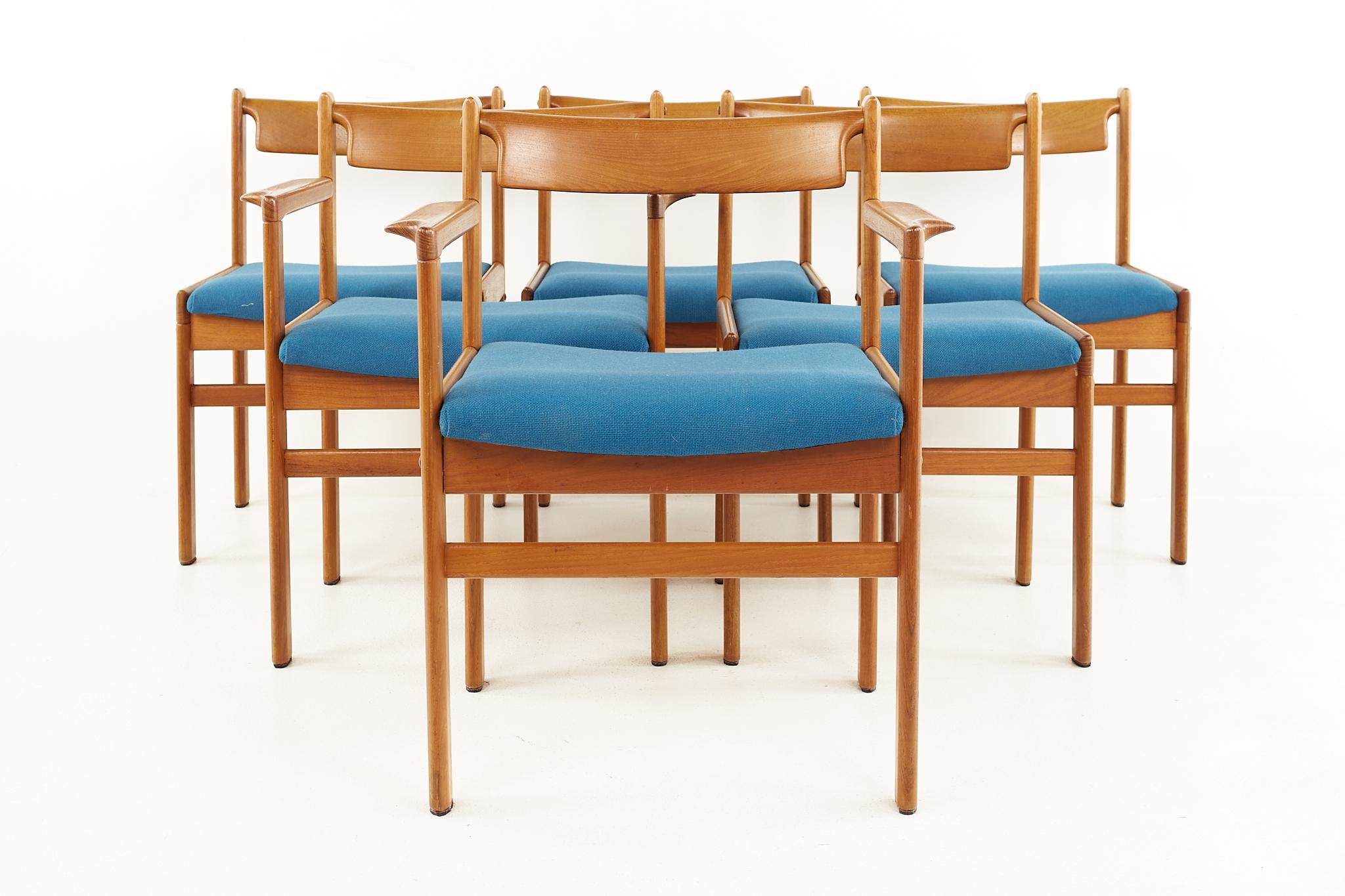 HW Klein For Bramin Mobler mid century Danish teak dining chairs - Set of 6

Each chair measures: 19 wide x 19 deep x 29.5 high, with a seat height of 17 inches and arm height of 24.5 inches; the captains' chair measures 24 inches wide

All