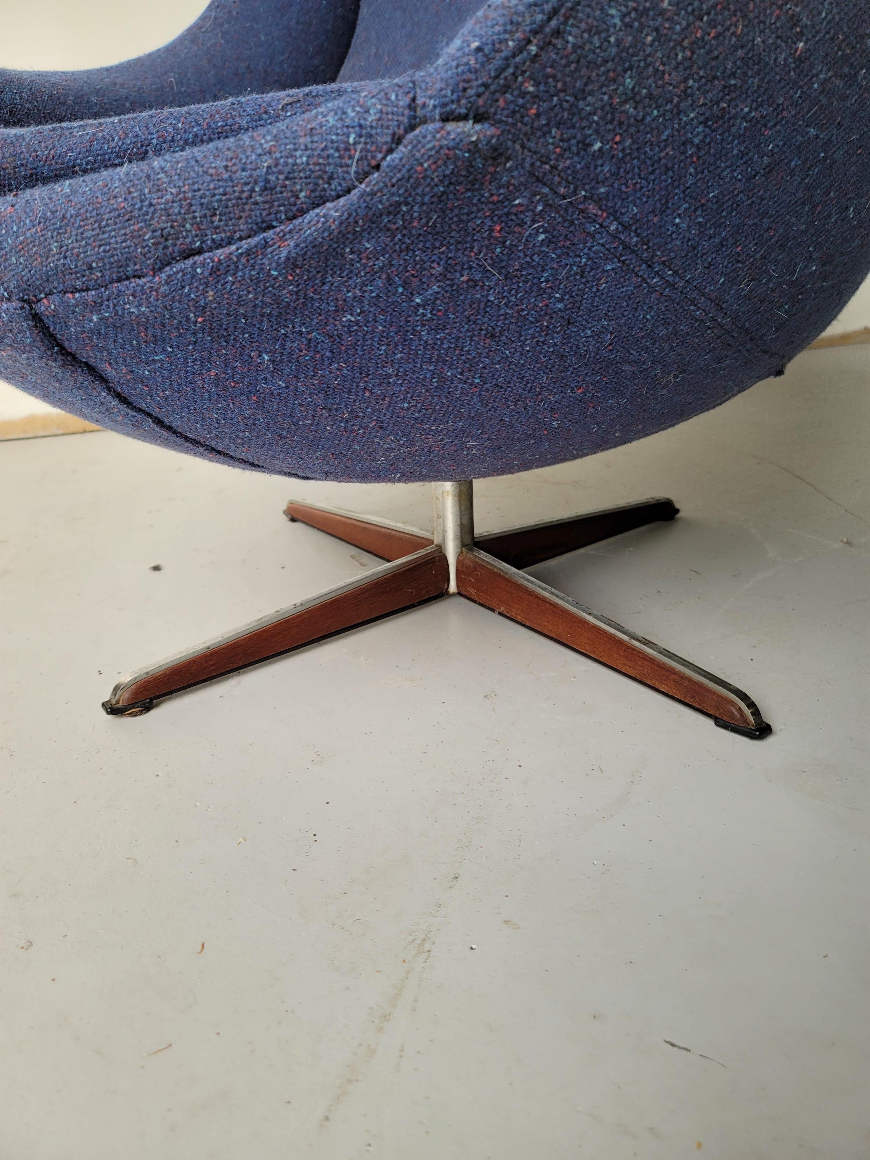 H.W. Klein for Bramin Swivel Lounge Chair In Good Condition In Southampton, NJ