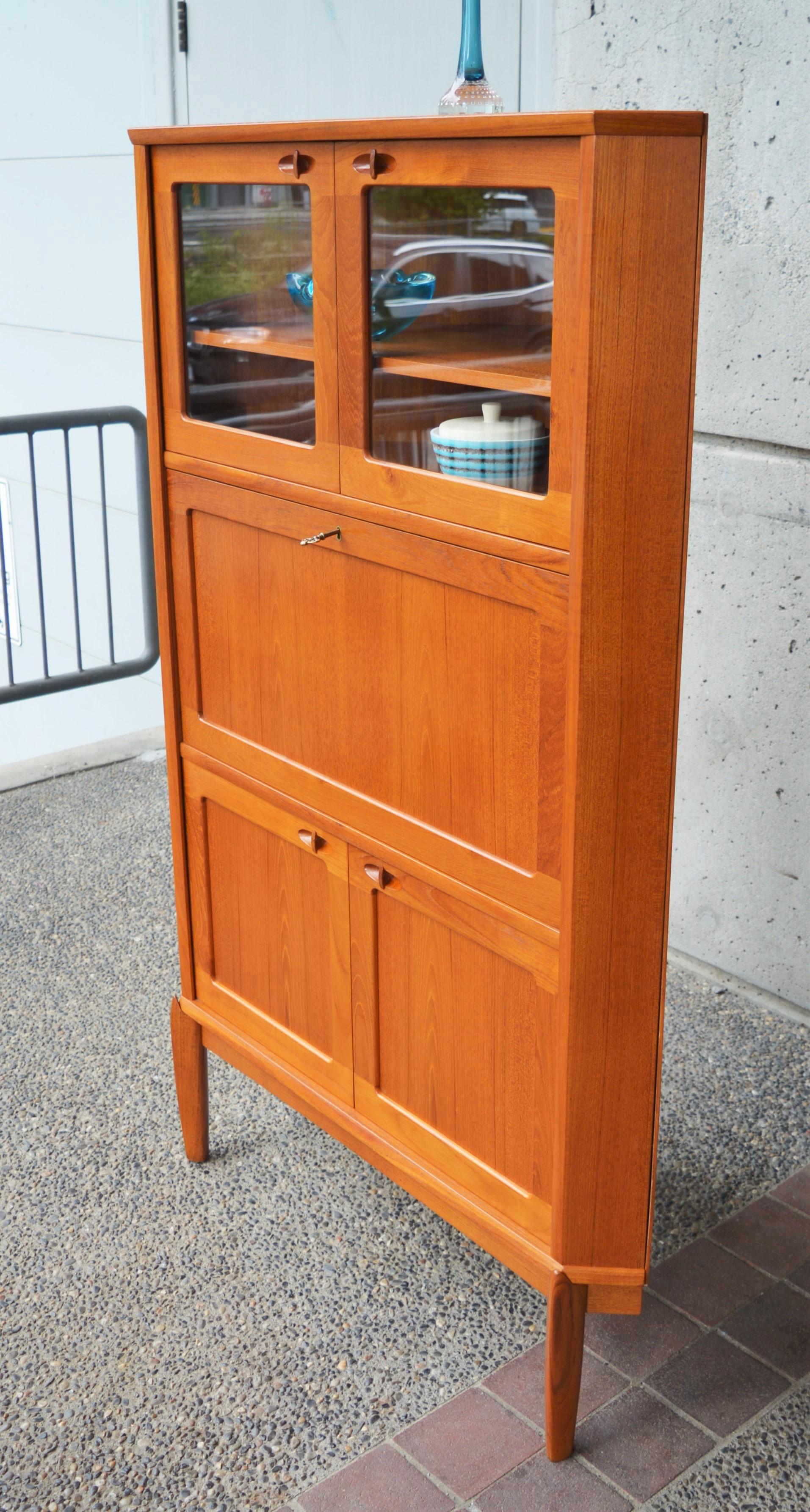 H.W. Klein for Bramin Teak Corner Cabinet with Drop Down Locking Bar, Denmark In Good Condition In New Westminster, British Columbia