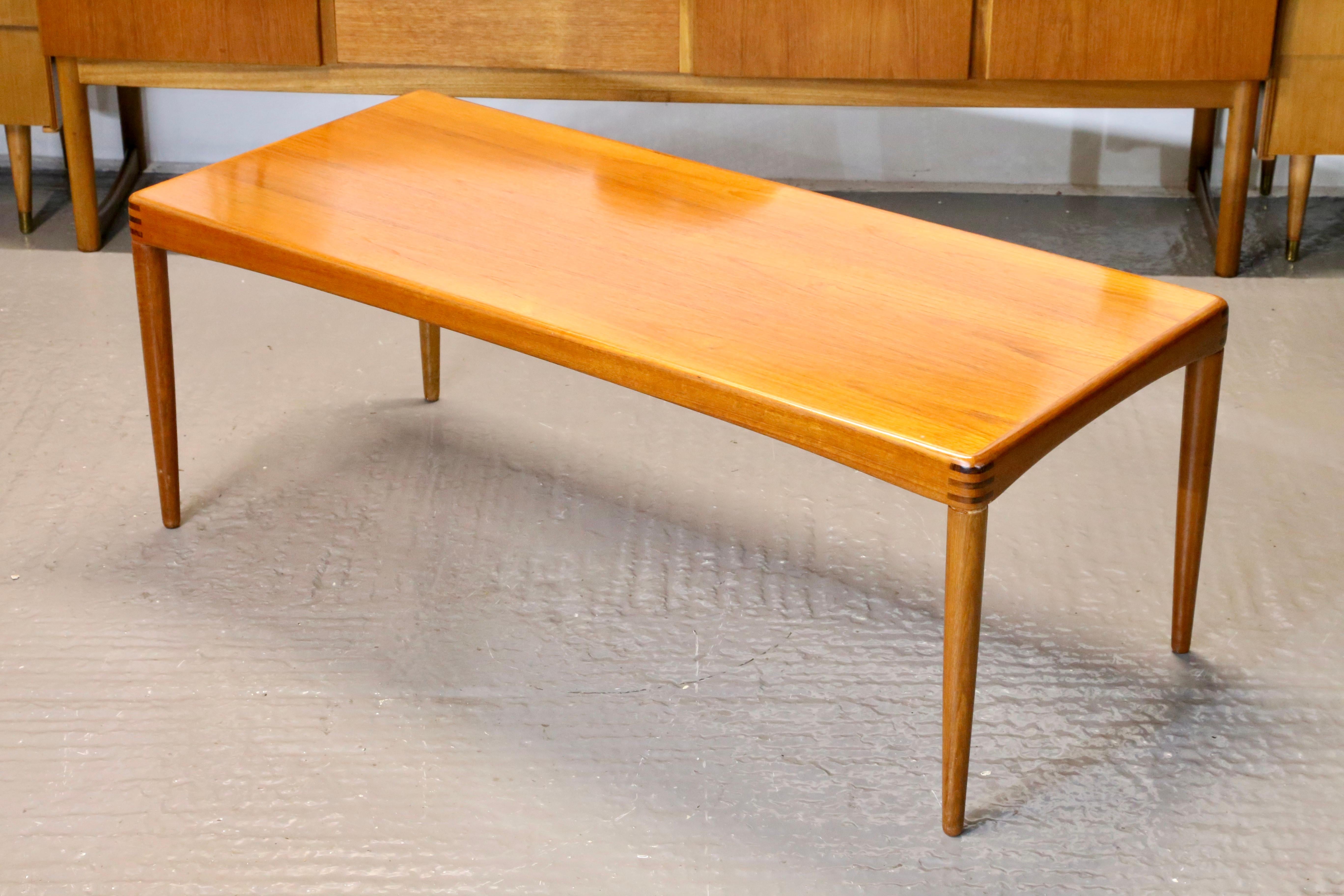 20ième siècle AW Klein for Bramin Teak & Palisander Mid Century Modern Long Coffee Table (Table basse longue en teck et palissandre) en vente