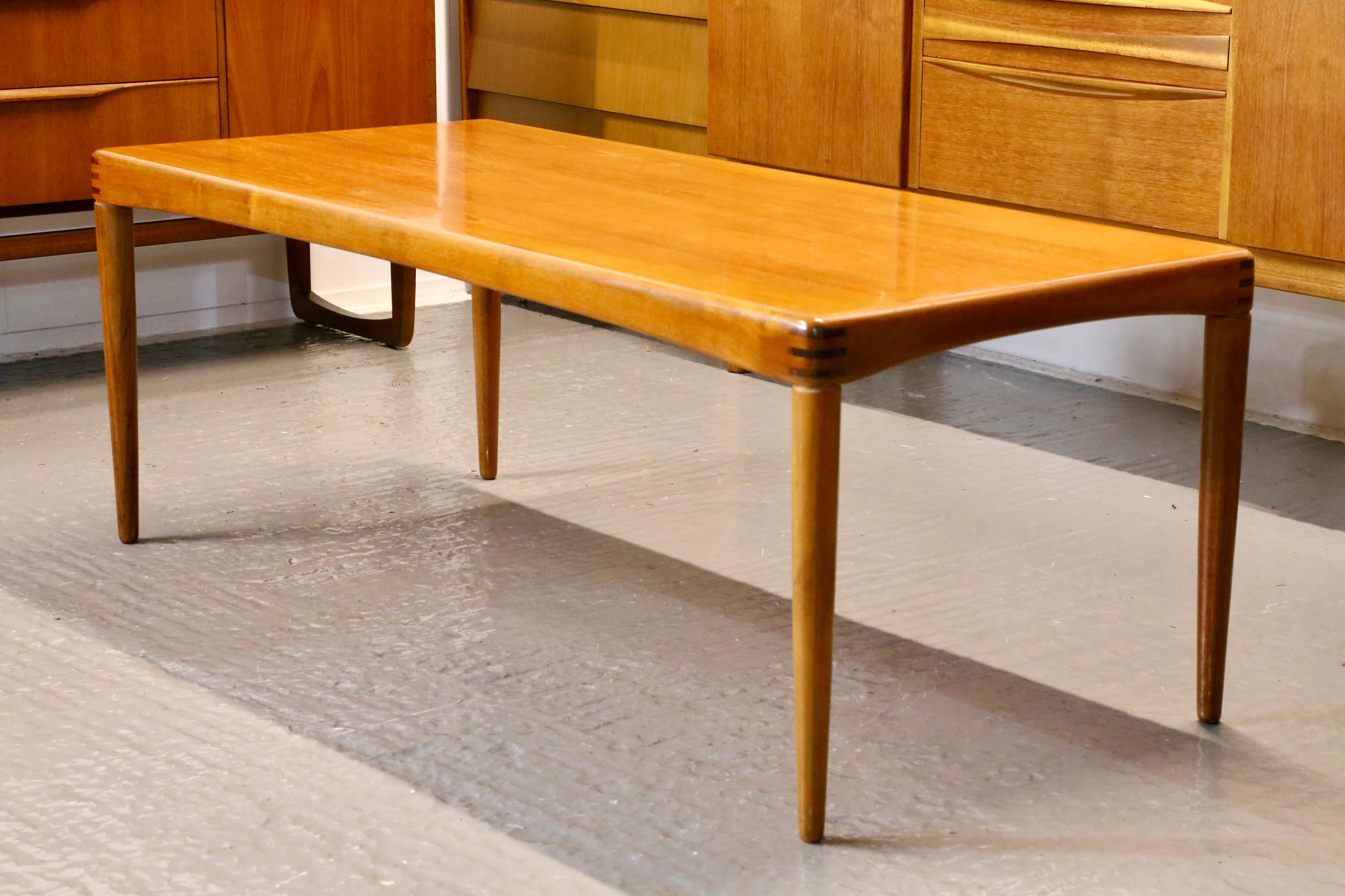 AW Klein for Bramin Teak & Palisander Mid Century Modern Long Coffee Table (Table basse longue en teck et palissandre) en vente 1