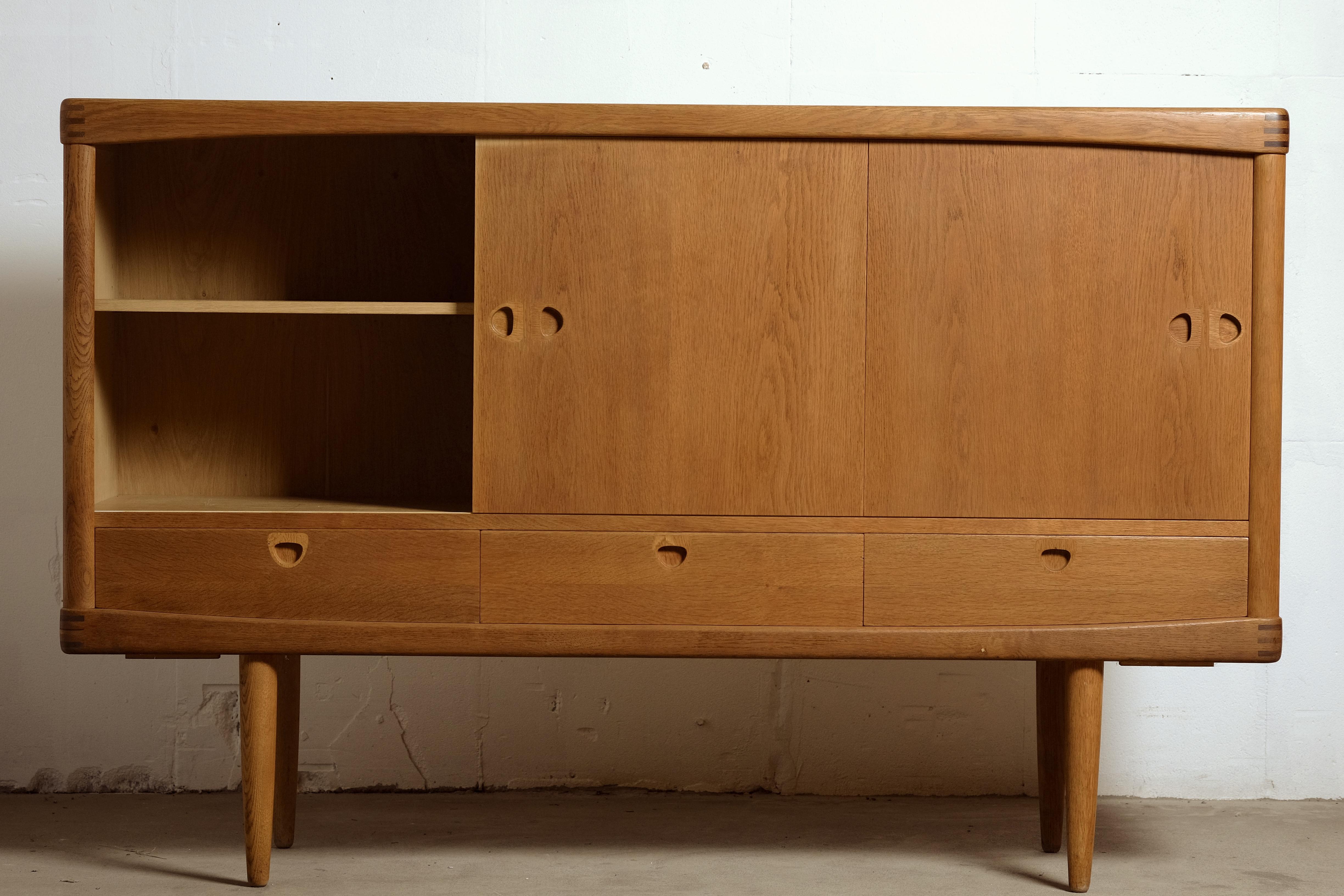 Sideboard by H.W Klein for Bramin Møbelfabrik in oak.
Klein has designed many sideboards which are classics today, including this one. Beautiful design in very good quality.
The piece is in very good vintage condition, the veneer has loosened at a