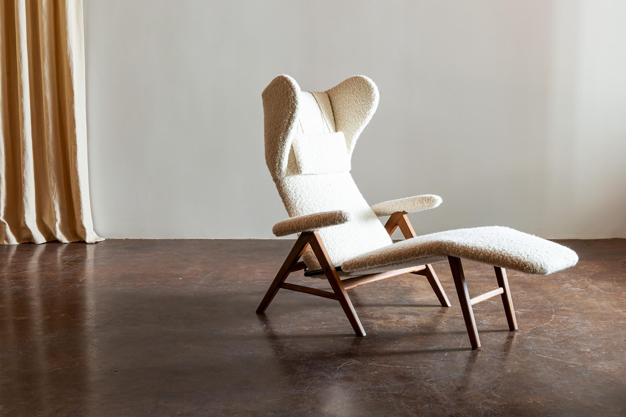 Reclining chair in oak with tilt function designed by Henry W. Klein and manufactured by Bramin Møbler, Denmark, 1960s. Recently reupholstered in cream-colored Pierre Frey Louison wool bouclé. 

     