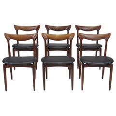 H.W. Klein Esszimmerstühle mit geschnitzter Rückenlehne aus Nussbaum:: Sechser-Set