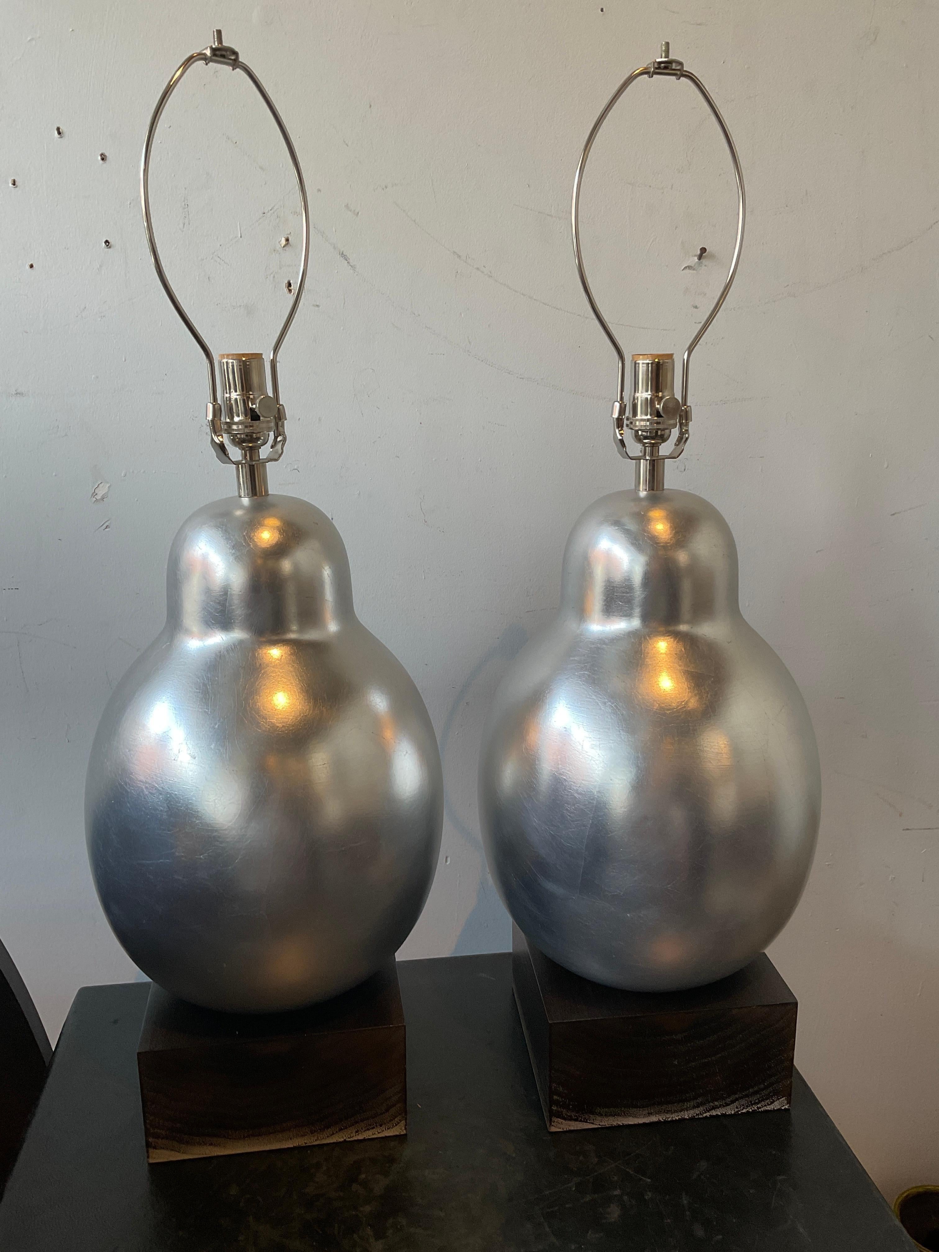 Coppia di Hwang Bishop  lampade in resina con finitura in foglia d'argento. L'altezza si riferisce alla parte superiore della presa. Paralumi non inclusi.
Le lampade hanno il cablaggio originale, ma devono essere ricablate.