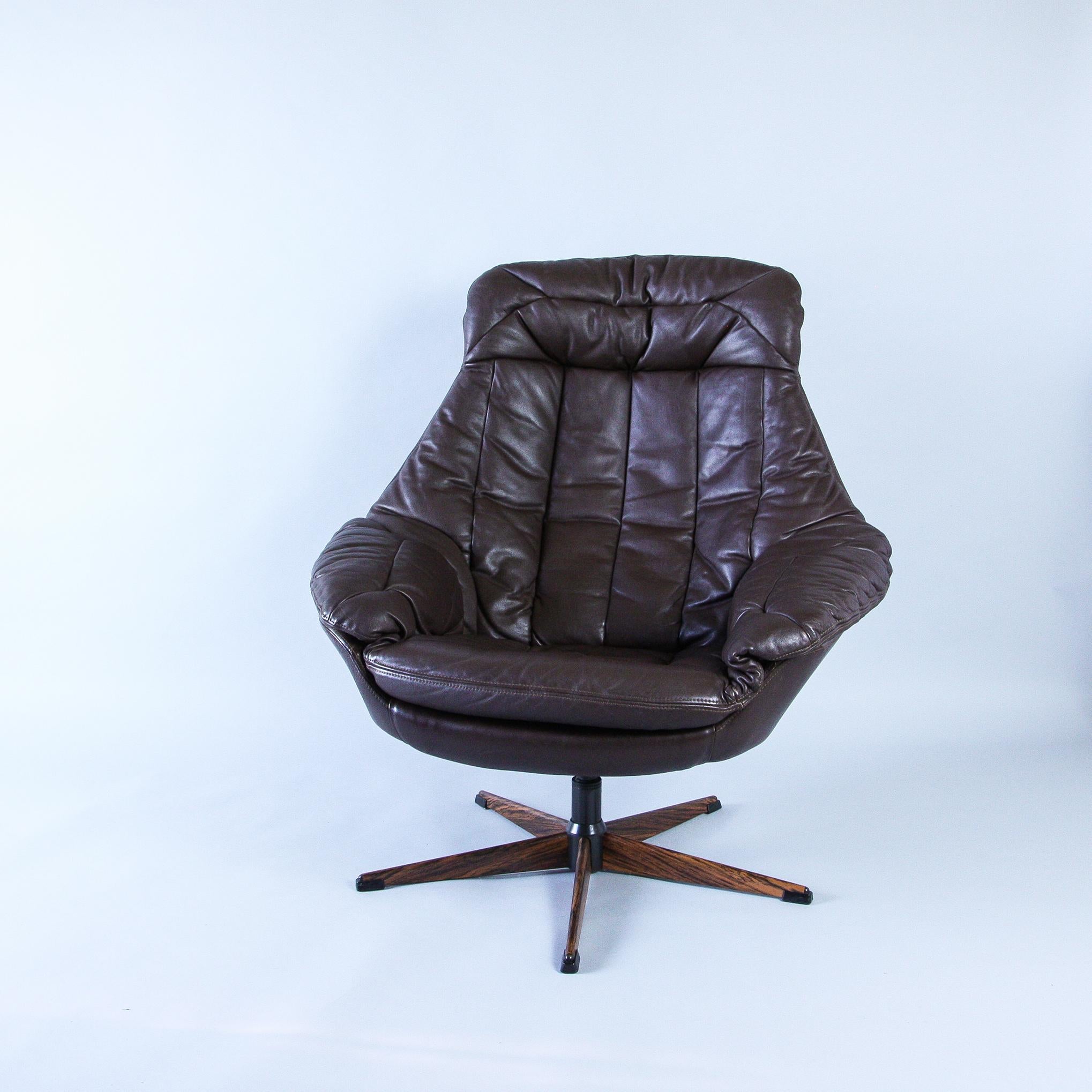 Designed by H.W Klein. Klein trained under Finn Juhl in Denmark and later returned to his native Norway to establish his own furniture business. Manufactured by Bramin Mobler. This chair is in excellent condition. Leather seat, metal feet with