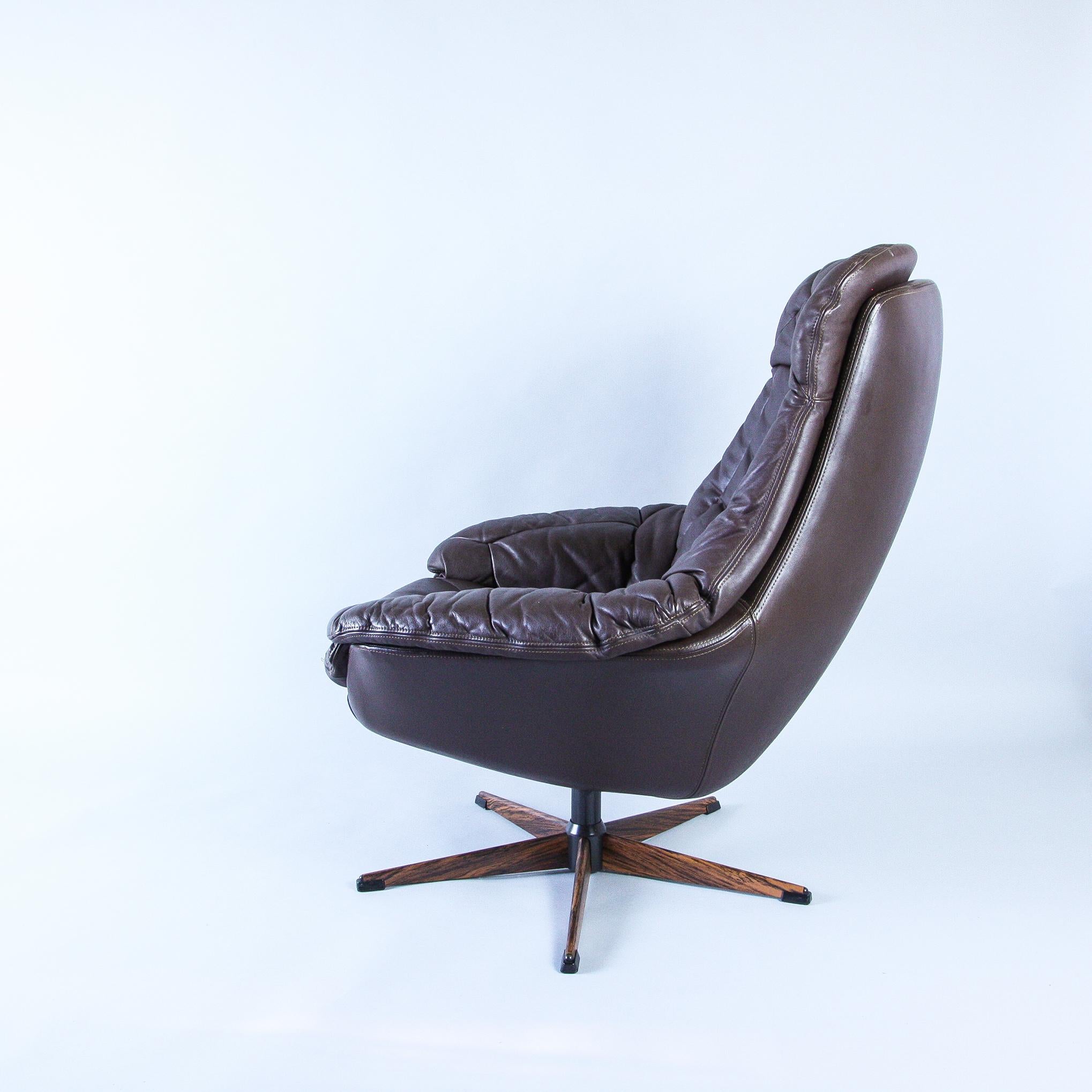 H.W Klein Leather Swivel Armchair In Good Condition In Berkhamsted, GB
