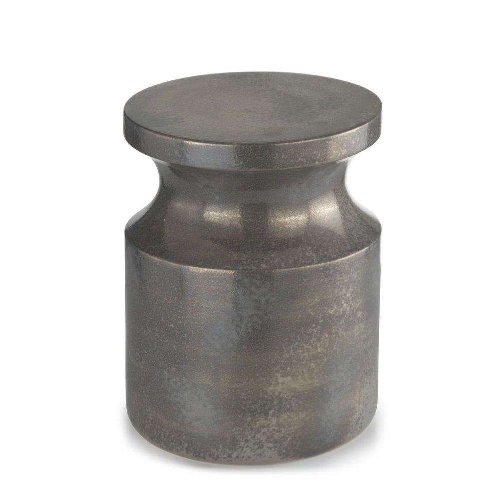 Taburete HYA A de Marioni
Dimensiones: An 30 x Pr 30 x Al 40 cm. 
Materiales: Cerámica.
Código del producto 02204A

Refinado y distintivo taburete de cerámica esmaltada que puede utilizarse como asiento, objeto decorativo o mesita. Para conseguir un