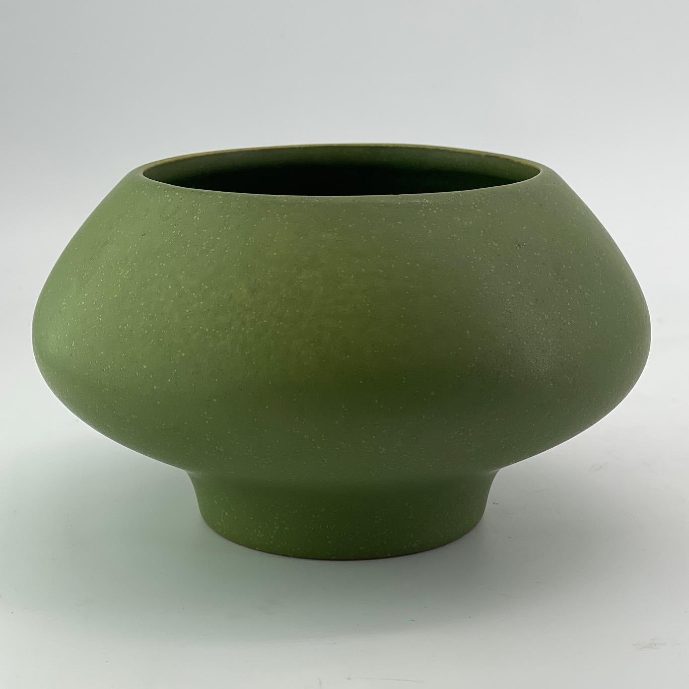 Mid-Century Modern Hyalyn Nº 71 Green Pottery Planter Architectural AP Gainey USA For Sale