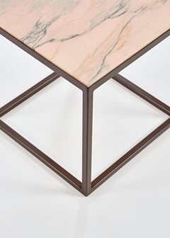 Mesa auxiliar Hybrid de Pieces, mesa auxiliar moderna personalizable de madera con cristal y piedra