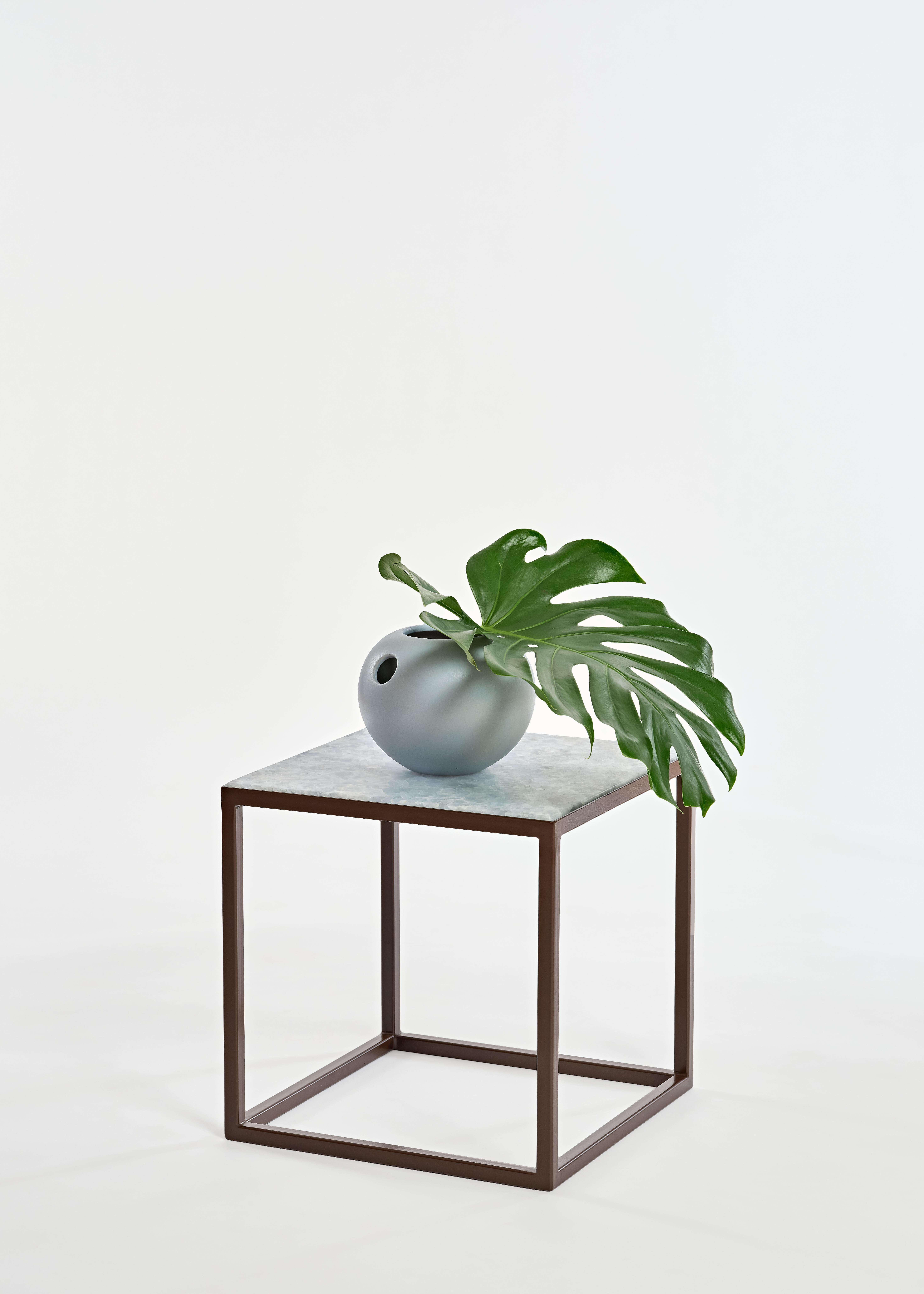 Moderne Table d'appoint hybride moderne personnalisable en bois de pierre et verre par Pieces en vente