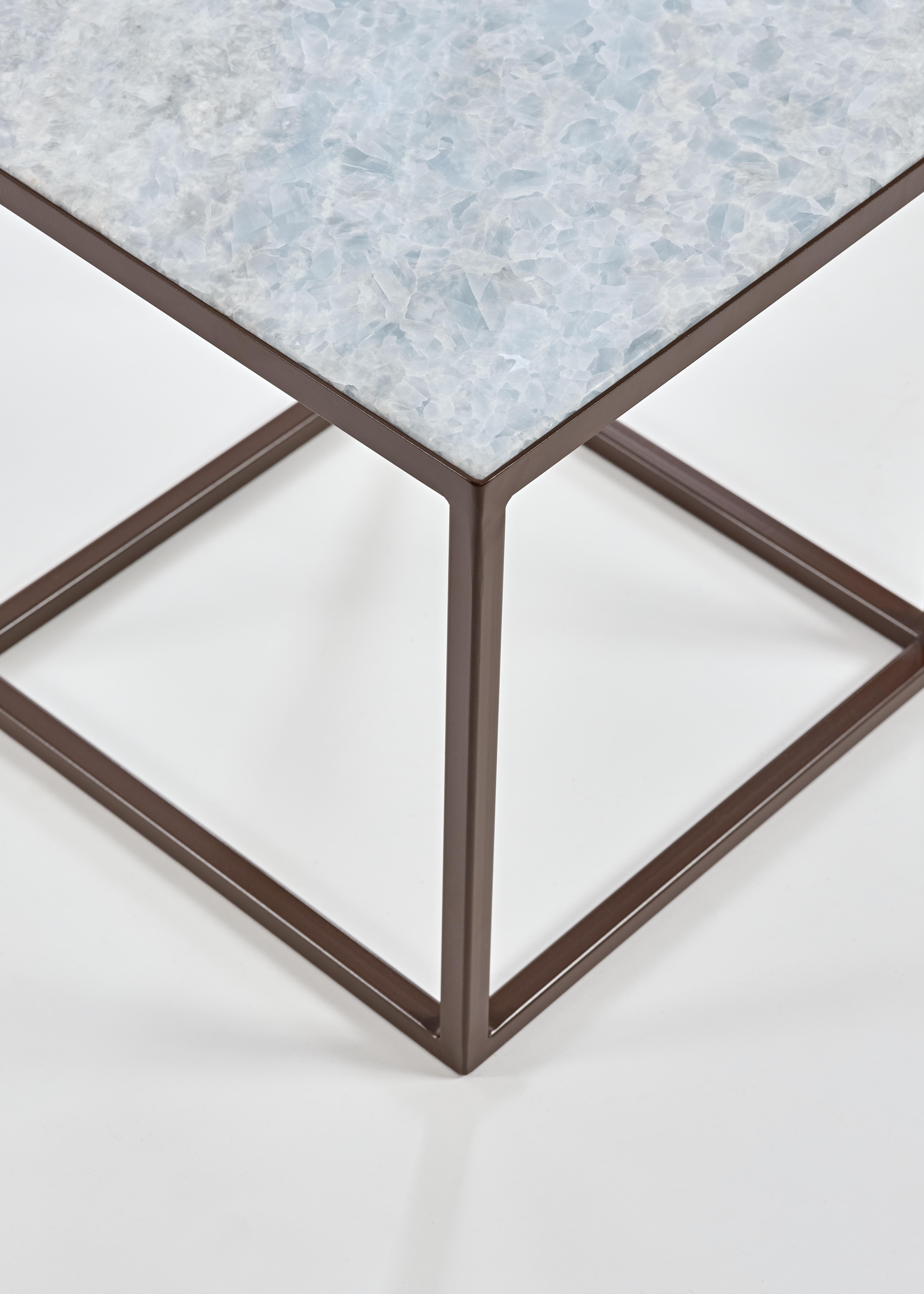 Américain Table d'appoint hybride moderne personnalisable en bois de pierre et verre par Pieces en vente