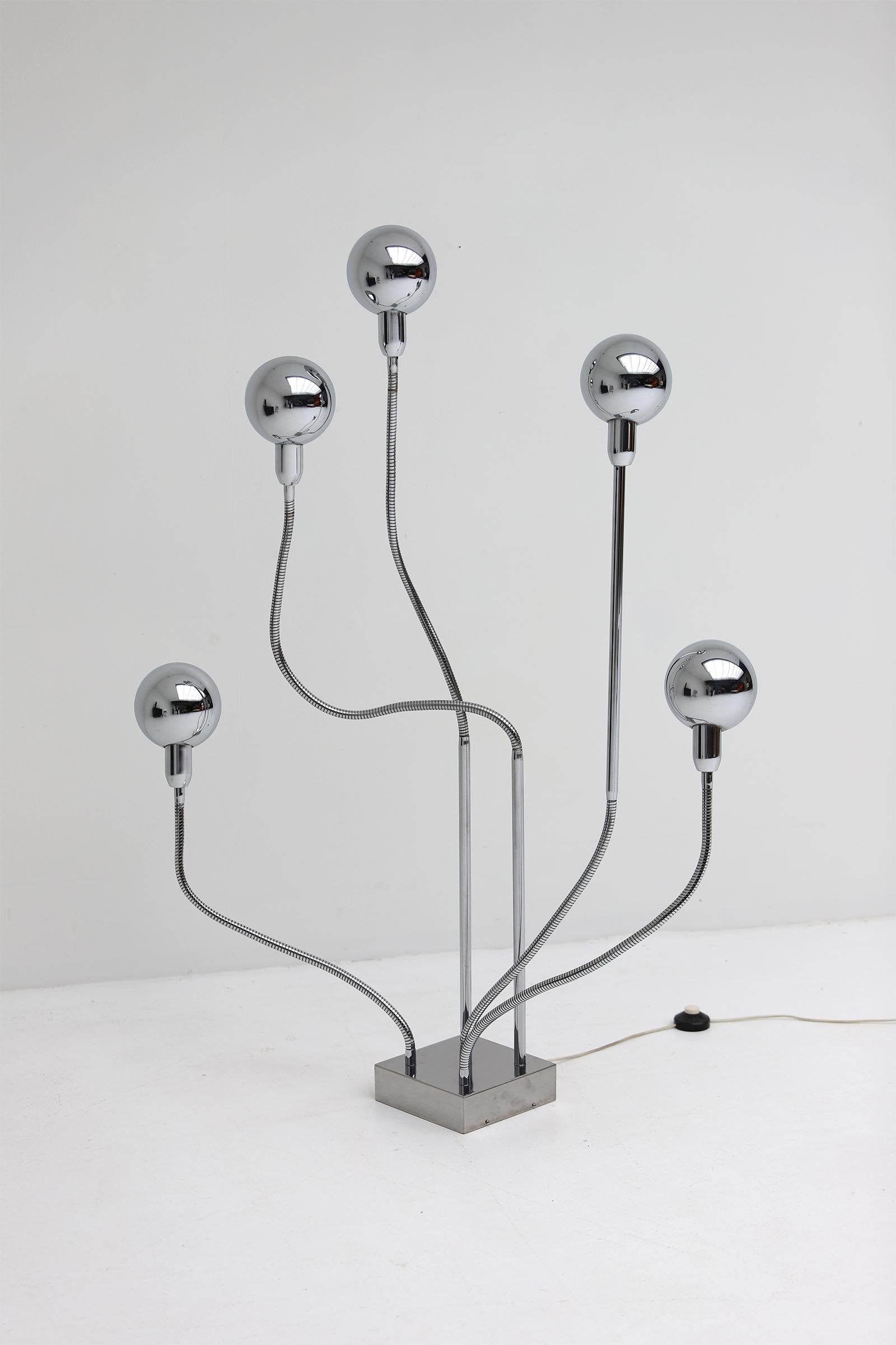 Hydra chrome floor / table lamp by Pierre Folie for Jaques Charpentier 1969 In Good Condition For Sale In Antwerpen, Antwerp