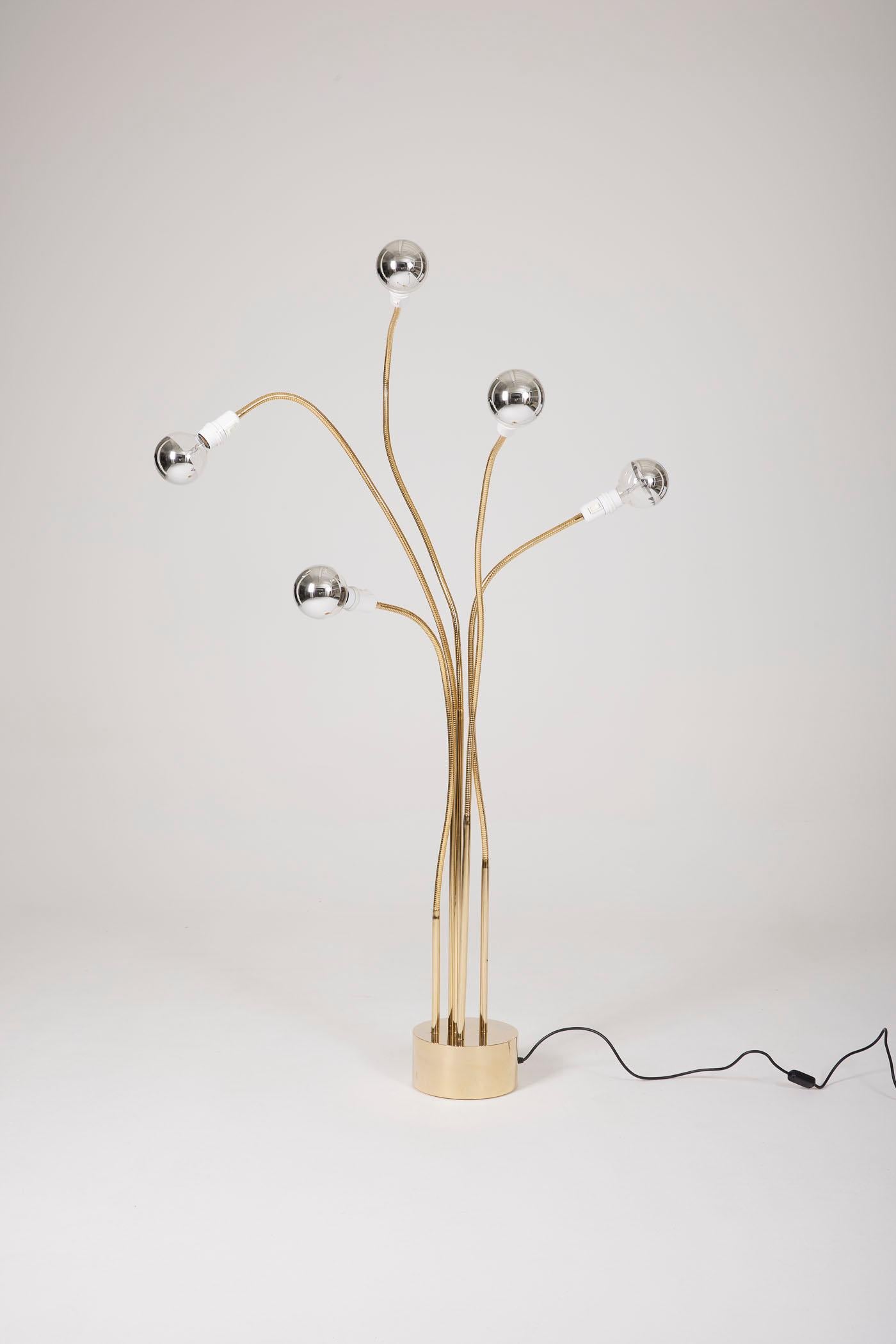 Floor lamp model F415, published by Saint Germain Lumière in the 1970s. It consists of five flexible light arms. Circular base in golden steel and arms in golden metal. Bulbs are included. In perfect condition.
DV485