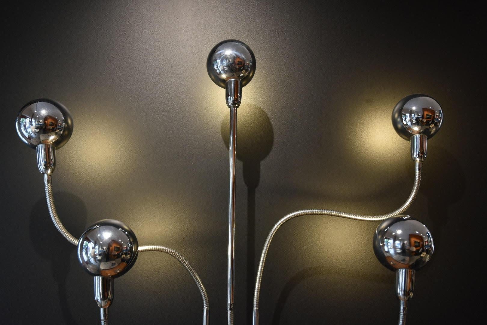 The hydra chrome table lamp was designed by Pierre Folie and manufactured in France in 1969 by Jacques Charpentier. The chrome is in very good condition
This lamp is composed of a square base and 5 directional arms that can be oriented and put in