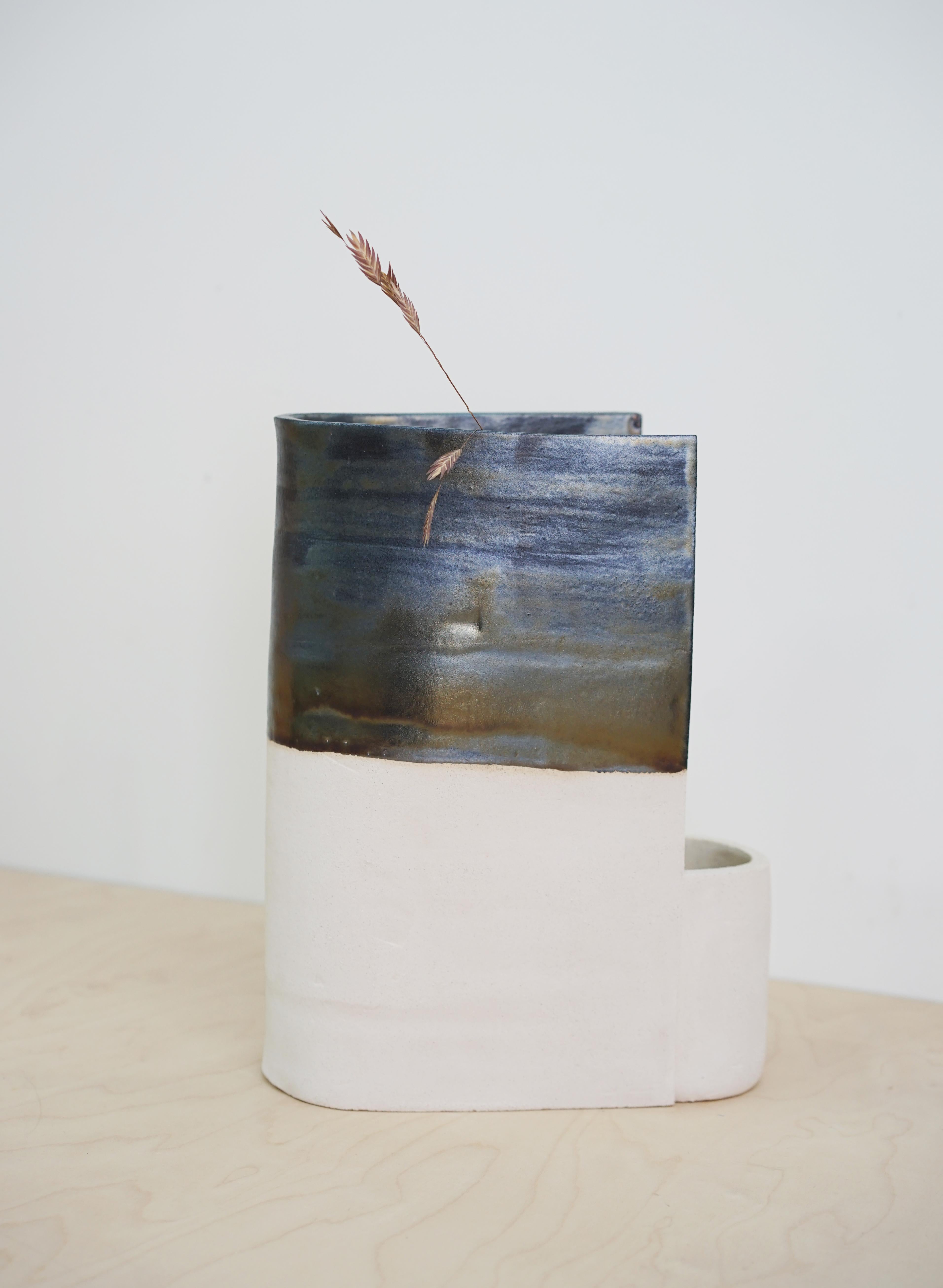 Vaso HYDRA_Doki_06 di Emmanuelle Roule
Pezzo unico.
Dimensioni: Ø 25 x H. 32 cm.
Materiali: Gres.

Vaso in gres bianco, smaltato parzialmente con riflessi ad effetto. Non è impermeabile. Contattateci.

Studio creativo fondato nel 2007 a