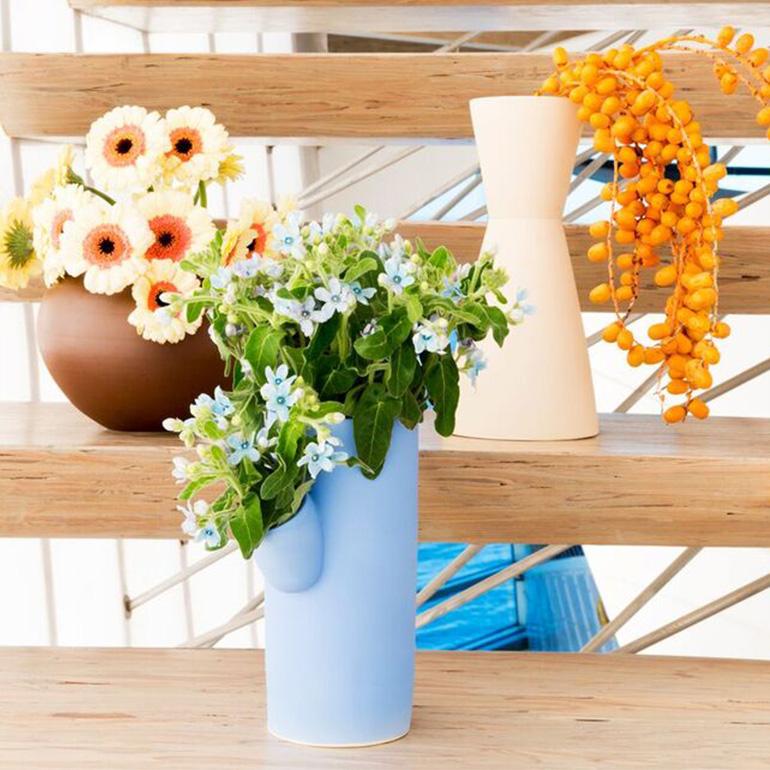 Américain  Vase en céramique Hydrangea fait à la main par Pieces, pichet bleu moderne personnalisable en vente