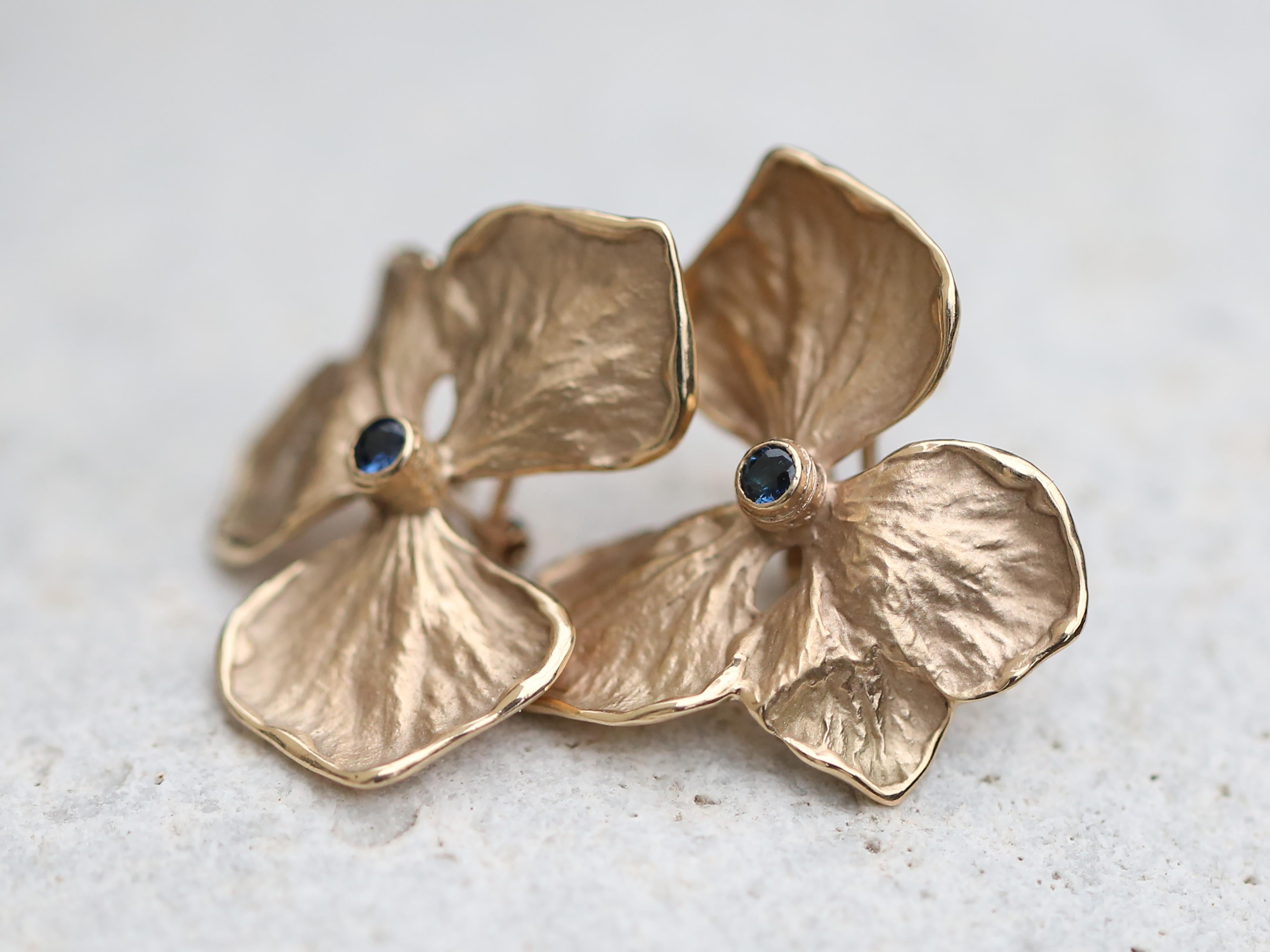 Brilliant Cut Hydrangea Flower Earrings, Solid 14k Yellow Gold, Blue Sapphire  For Sale