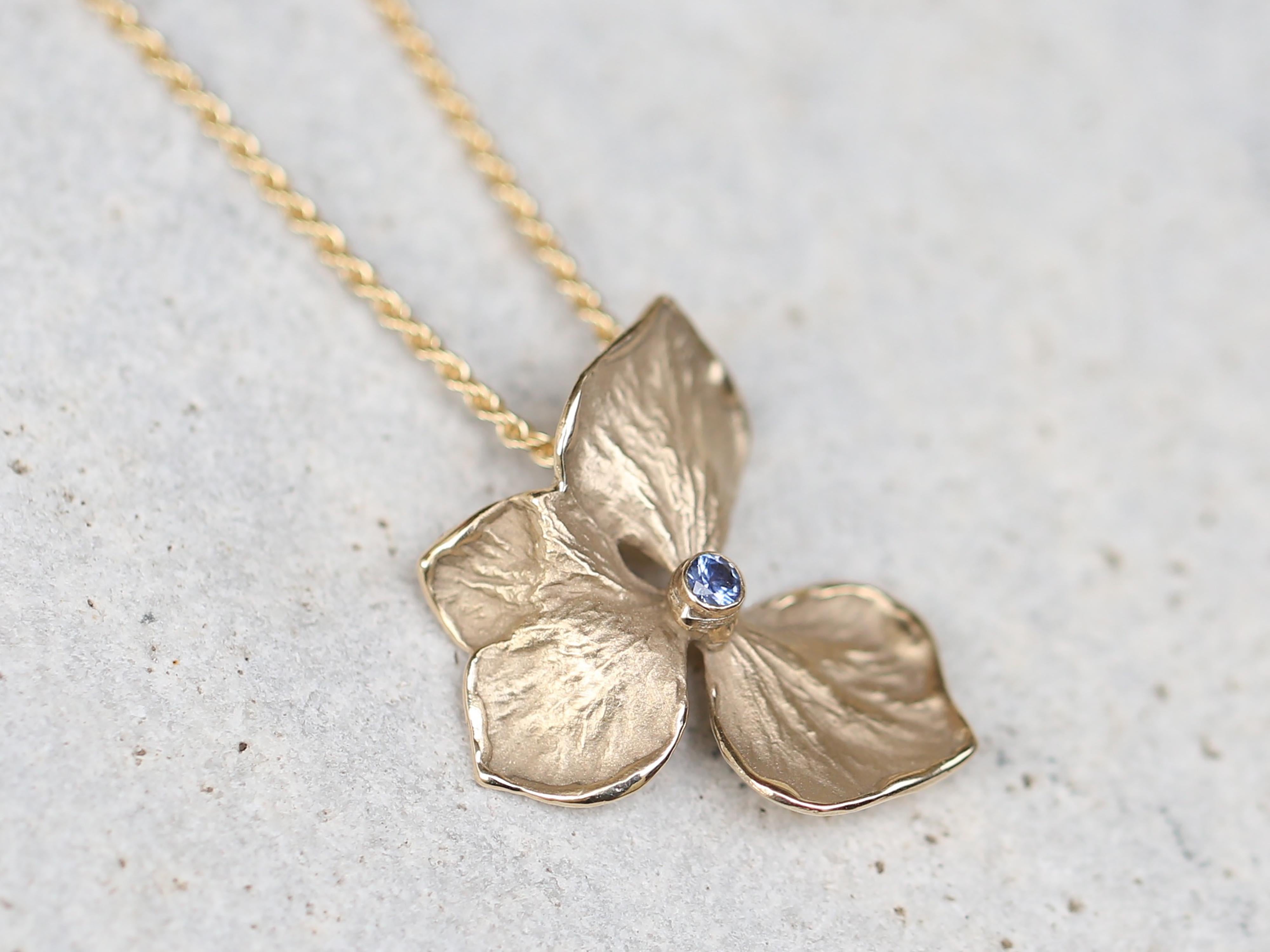 Hydrangea Flower Necklace, Solid 14k and 18k Yellow Gold, Blue Sapphire  In New Condition For Sale In Jucu de Sus, CJ