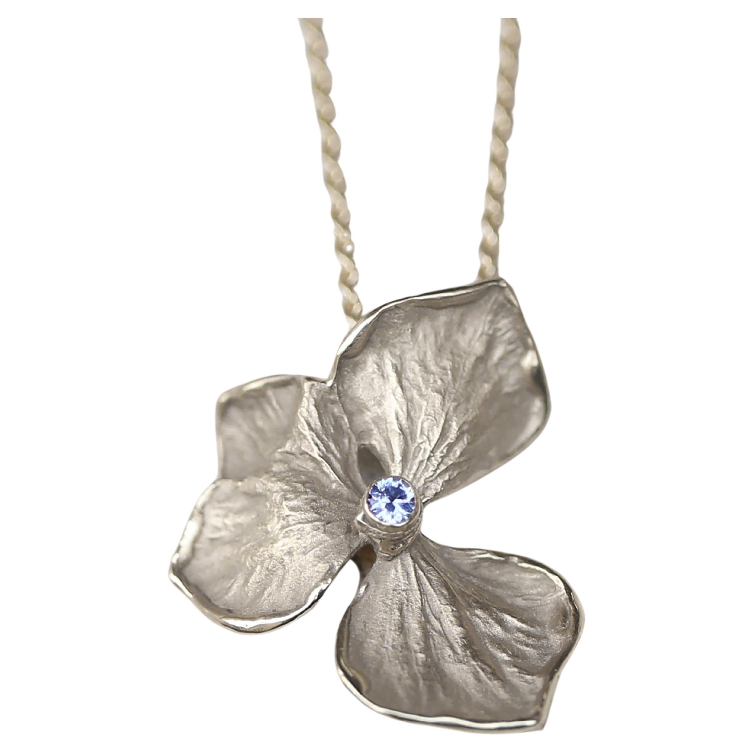 Collier à fleurs Hydrangea, or blanc massif 14k et 18k, saphir bleu en vente