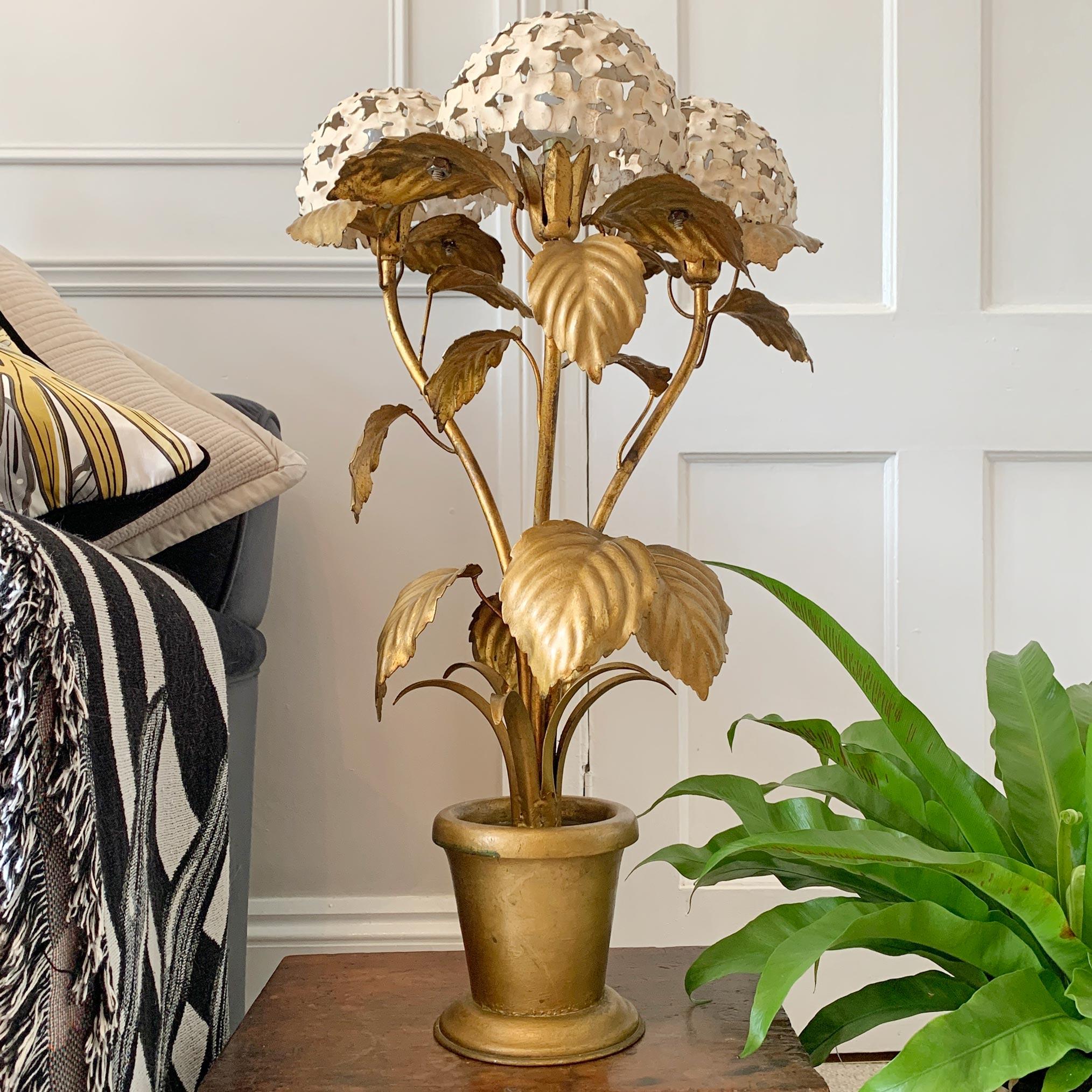 Hydrangea Tischlampe in Weiß und Gold 1950er Jahre im Angebot 2