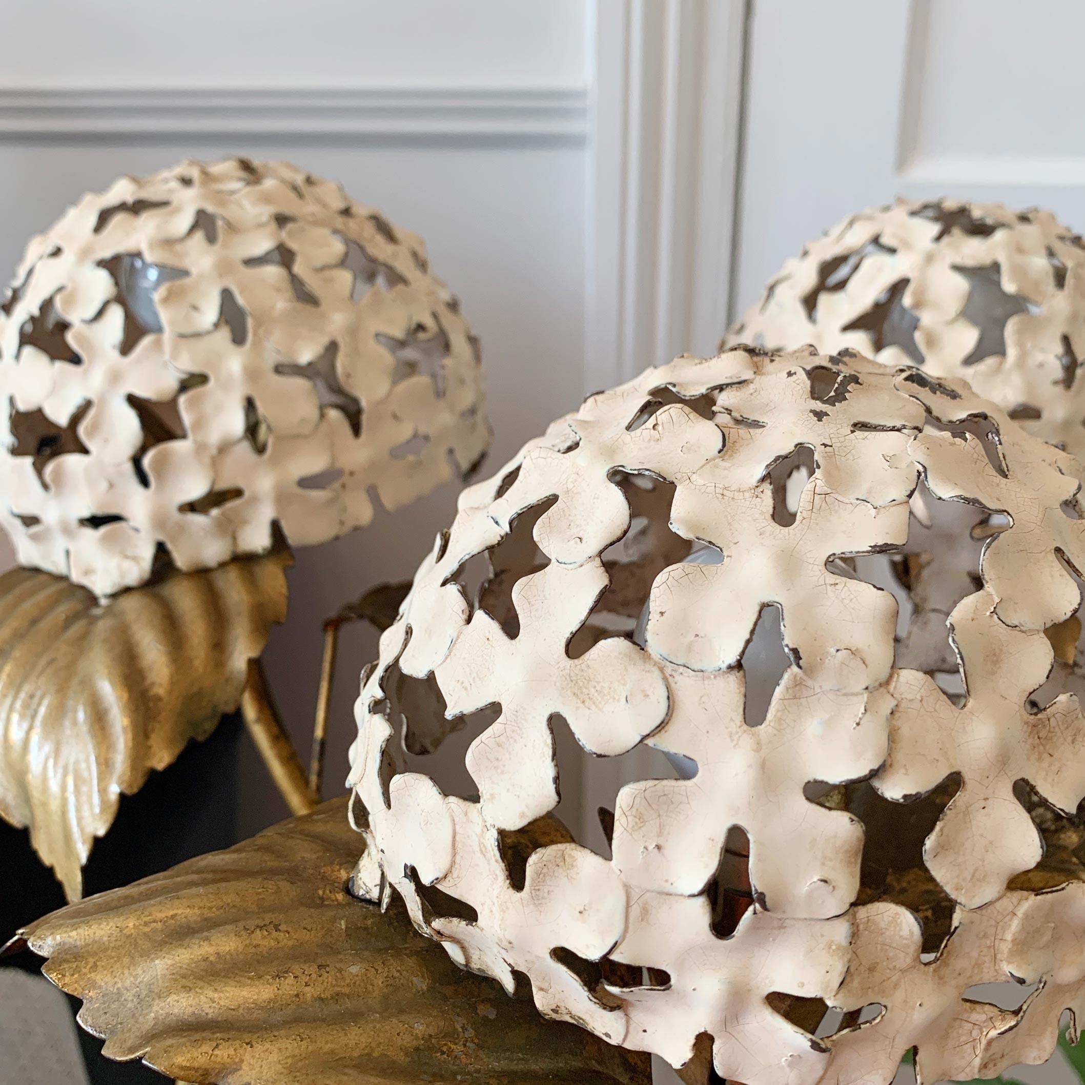 Hydrangea Tischlampe in Weiß und Gold 1950er Jahre im Angebot 3