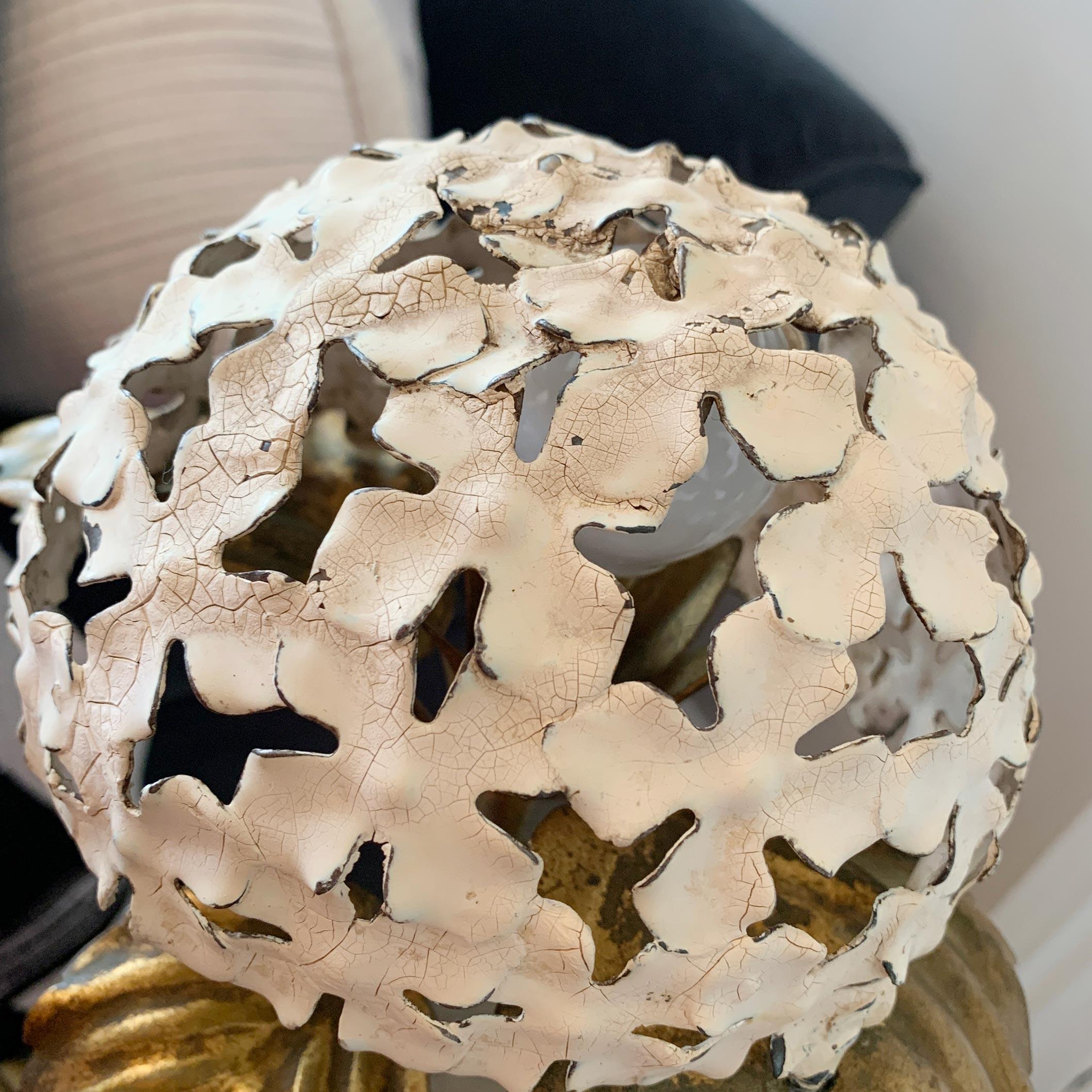 Hydrangea Tischlampe in Weiß und Gold 1950er Jahre (Hollywood Regency) im Angebot