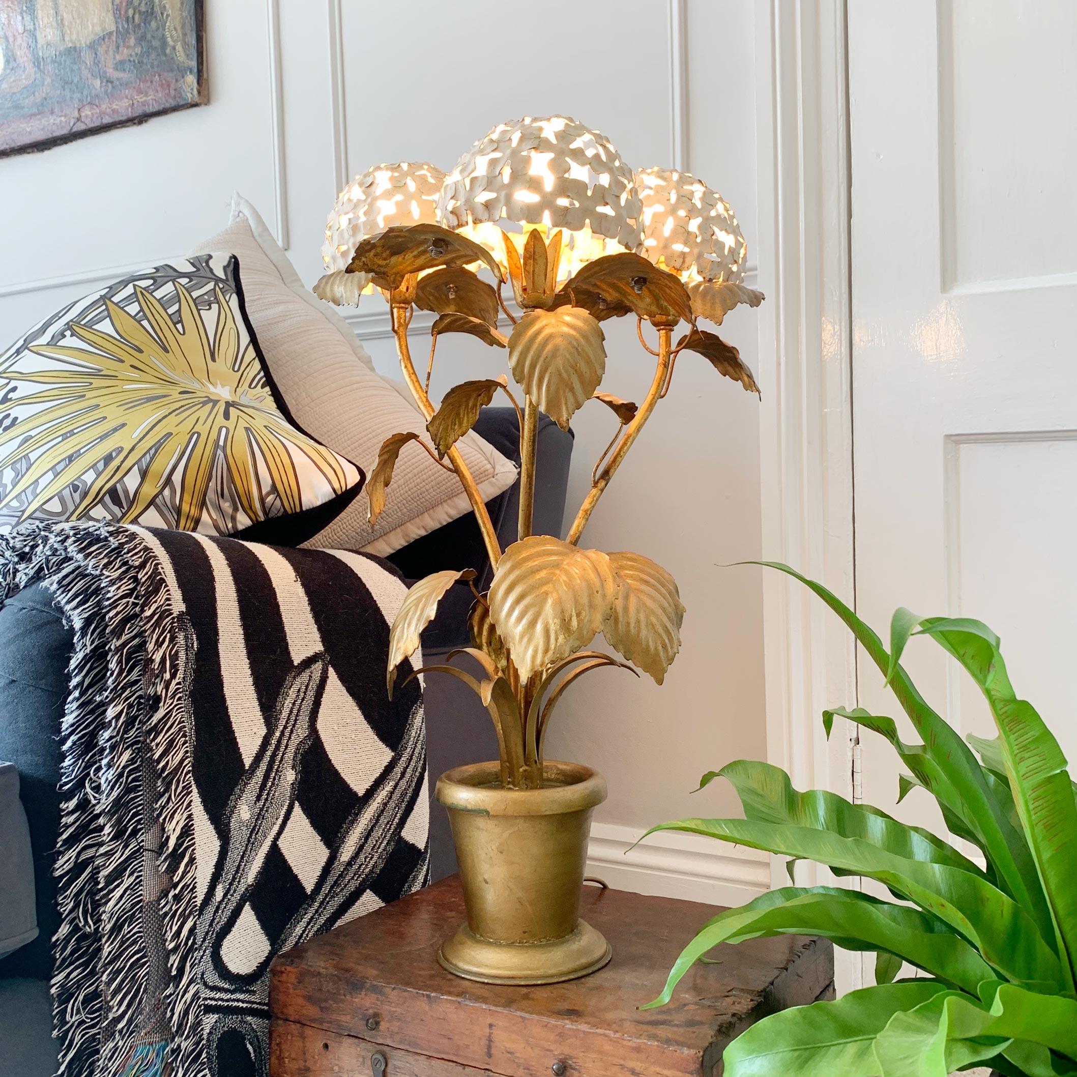 Hydrangea Tischlampe in Weiß und Gold 1950er Jahre (Mitte des 20. Jahrhunderts) im Angebot