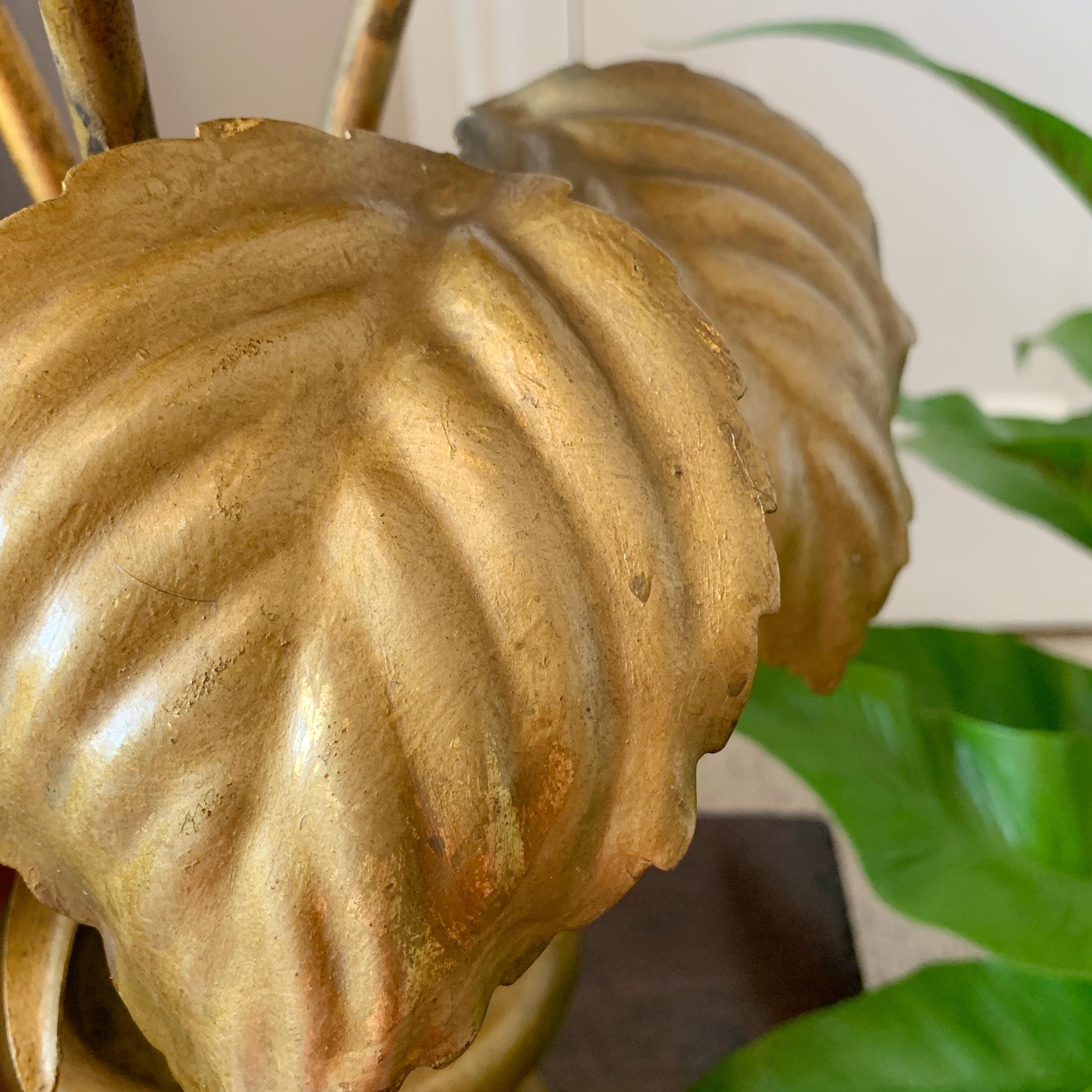 Hydrangea Tischlampe in Weiß und Gold 1950er Jahre (Metall) im Angebot