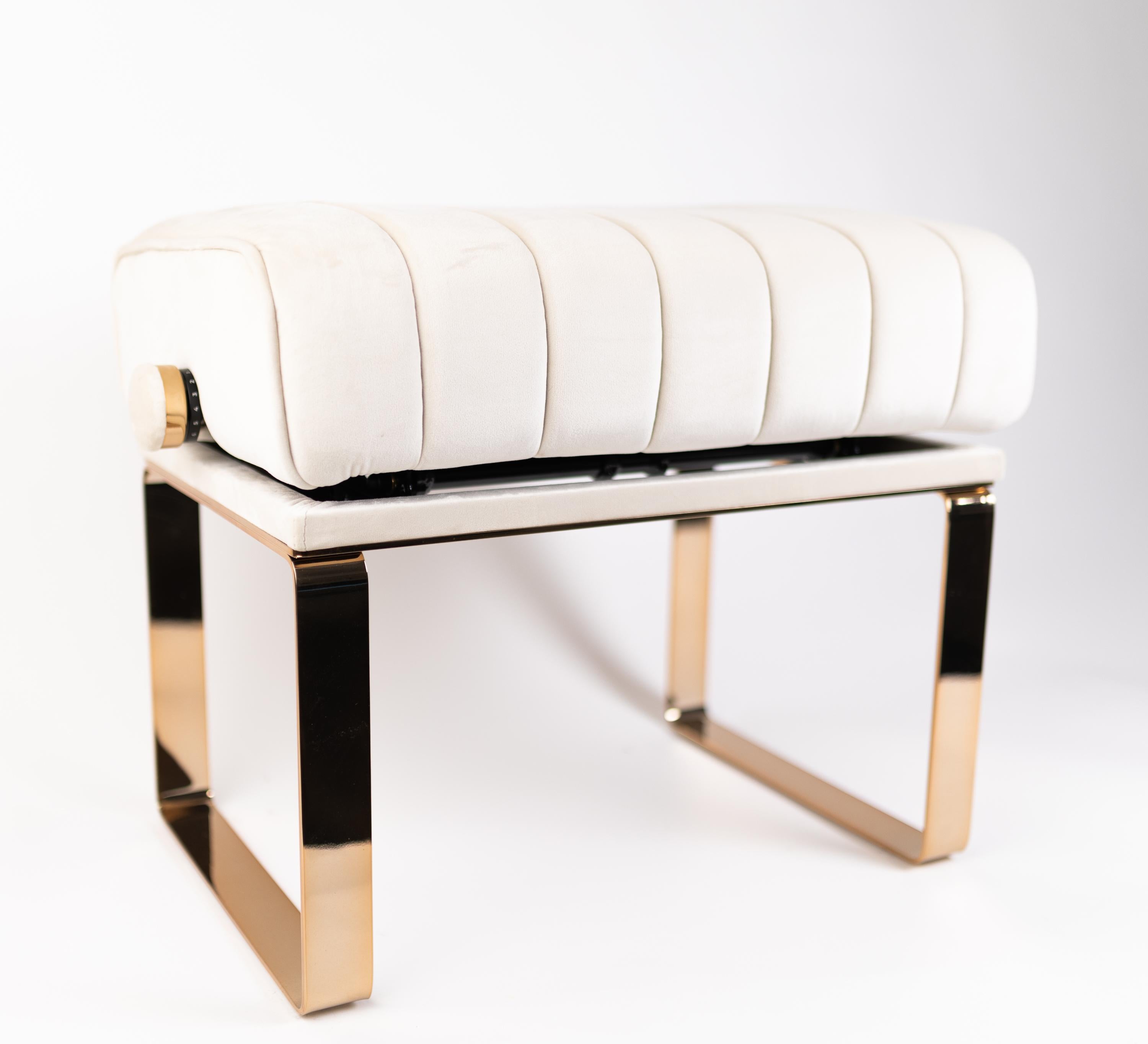 Gabriela is a a versatile piece to accompany your piano and also to use as a vanity stool. Design your own Adjustable Piano bench by choosing between several velvet colors, leather or eco-leather and chrome, black nickel or gold plating for the legs