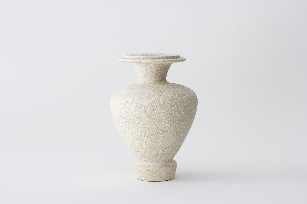 Vaso in gres Hydria Hueso di Raquel Vidal e Pedro Paz
Dimensioni: 24 x 16 cm
Materiali: ceramica smaltata e scolpita a mano

I pezzi sono costruiti a mano in gres bianco con grog, e spazzolati con mix di smalti sperimentali e superficie
