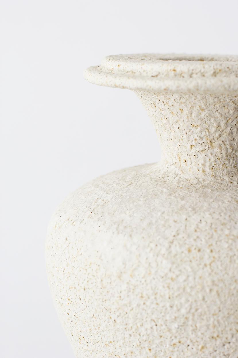 Smaltato Vaso in gres Hydria Hueso di Raquel Vidal e Pedro Paz in vendita