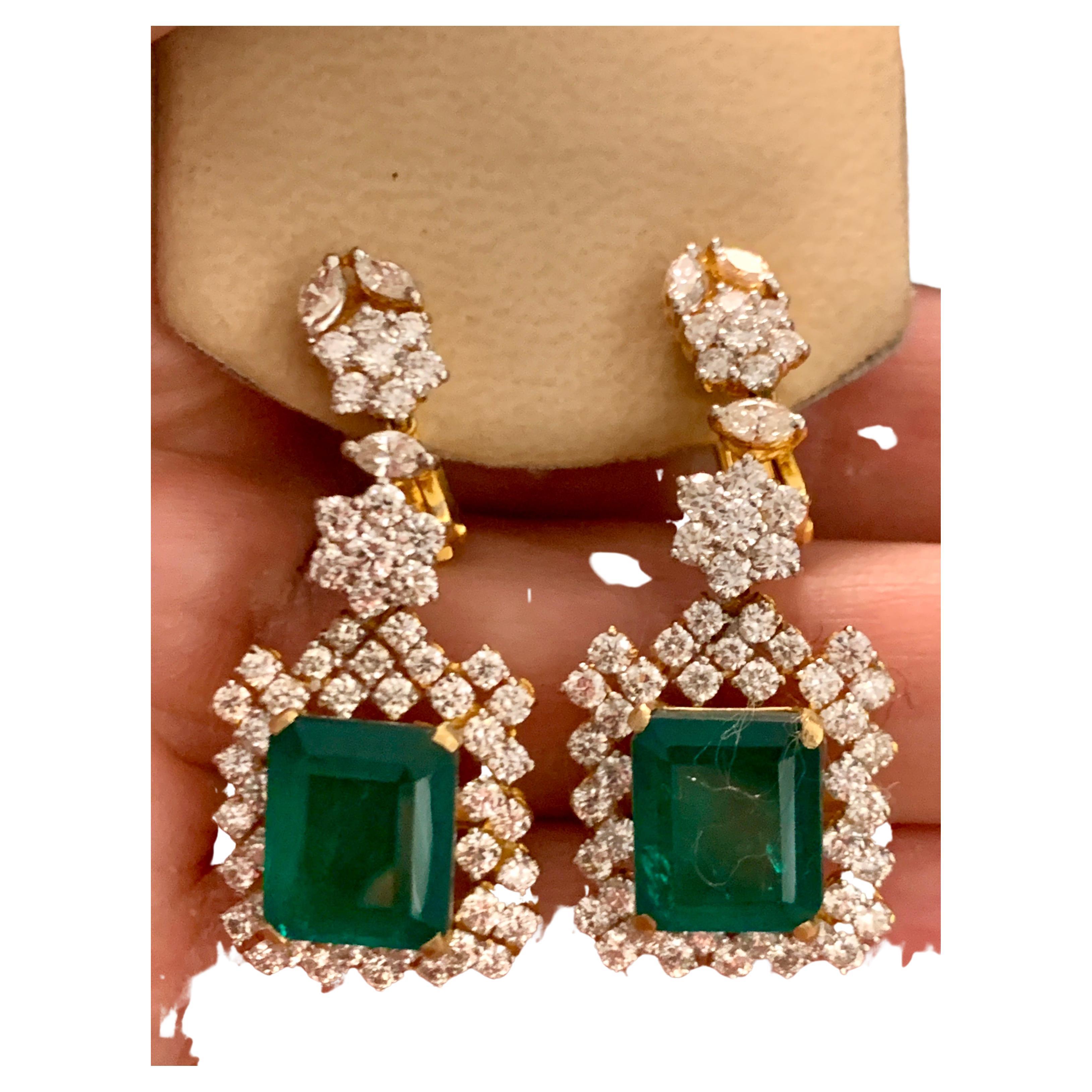 
10 Karat Hydro Smaragd im Smaragdschliff, 7 Karat VS 1 Qualität und E/F Farbe  Diamant-Ohrhänger/Tropfen-Ohrringe aus 18 Kt Gold 
Dieses exquisite Paar Ohrringe ist wunderschön aus 18 Karat Gelbgold gefertigt  Gold  Wiegen  18 gm 
Die Qualität der