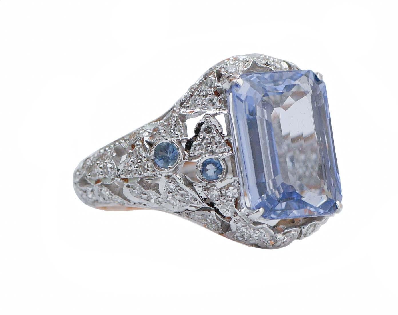 Fantastic ring in 18 kt white gold structure mounted with a central hydrothermal ceylon sapphire and, for all the ring, diamonds and little sapphires.
This ring was totally handmade by Italian master goldsmiths and it is in perfect