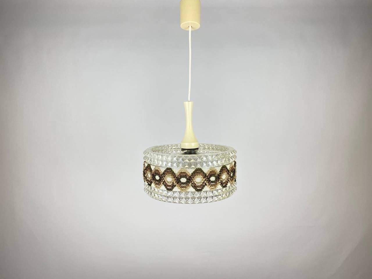 Lustre en plexiglas et verre de la manufacture ME. 

Circa 1970's. 

Recherchez un style élégant dans un luxe léger et appréciez le style confortable Hygge. La structure du corps de la lampe en plexiglas est intégrée à la décoration