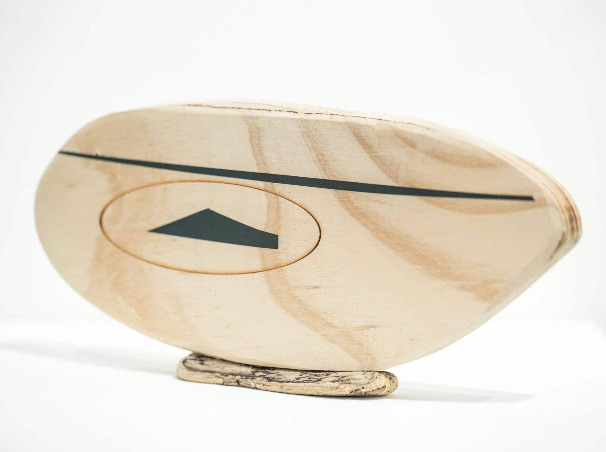 La petite sculpture abstraite en bois et objets trouvés intitulée 