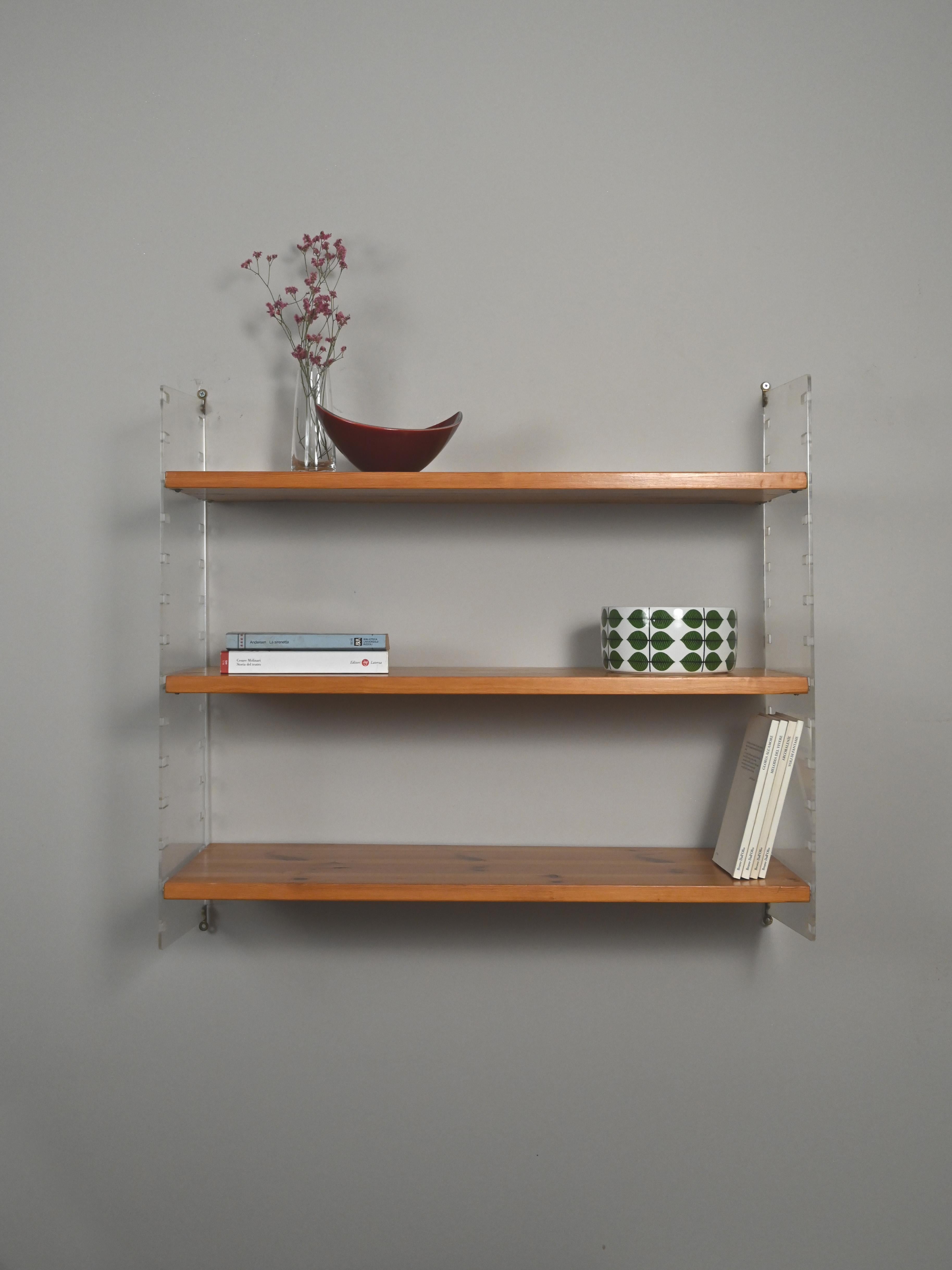 Original vintage shelving system 

Modern and elegant design for this bookcase consisting of three teak shelves and two plexiglass side supports. 

Good condition. May show some signs of aging. Pay attention to the photographs.

AC194.