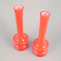 Hyllinge, Schweden. Ein Paar mundgeblasene Vasen aus leuchtend orangefarbenem Glas, 1970er Jahre.