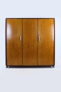 Armario Bauhaus Hynek Gottwald de roble con patas tubulares cromadas, años 30