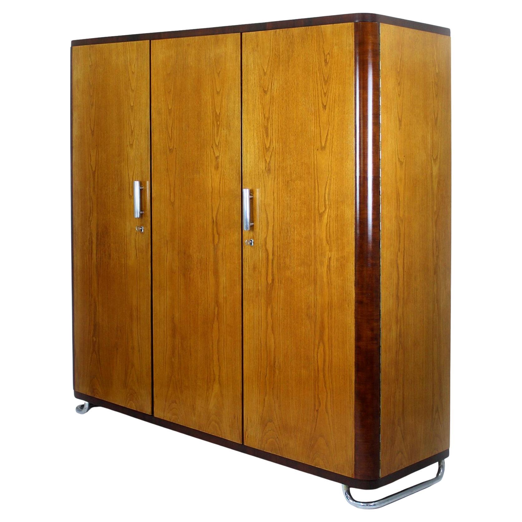 Armadio in Oak Oak di Hynek Gottwald con gambe tubolari cromate, anni
30
