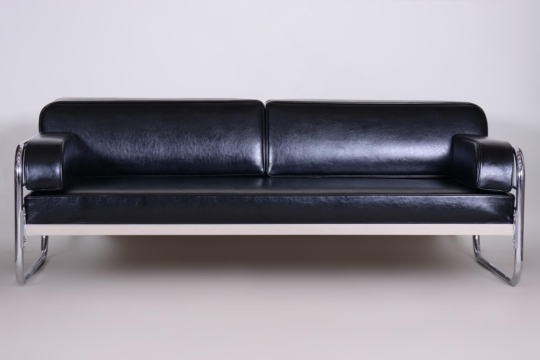 Bauhaus style sofa with chrome-plated steel tubular frame.
Manufactured by Hynek Gottwald in the 1930s.
Chrome tubular steel is in perfect original condition.
New upholstery
Source: Czechia (Czechoslovakia).