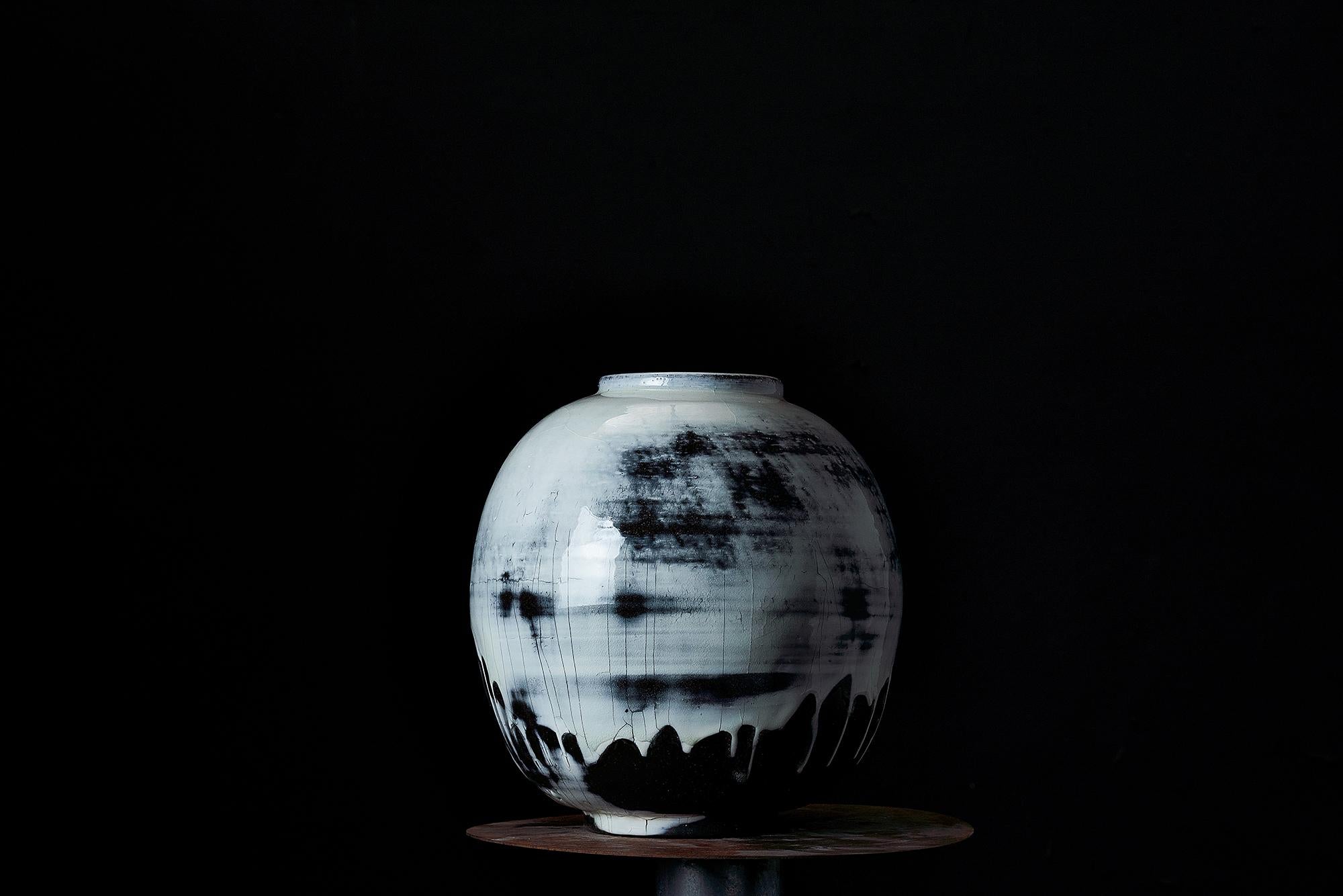 Monochromatic Landscape Moon Jar IV – Sculpture von Hyosun Kim