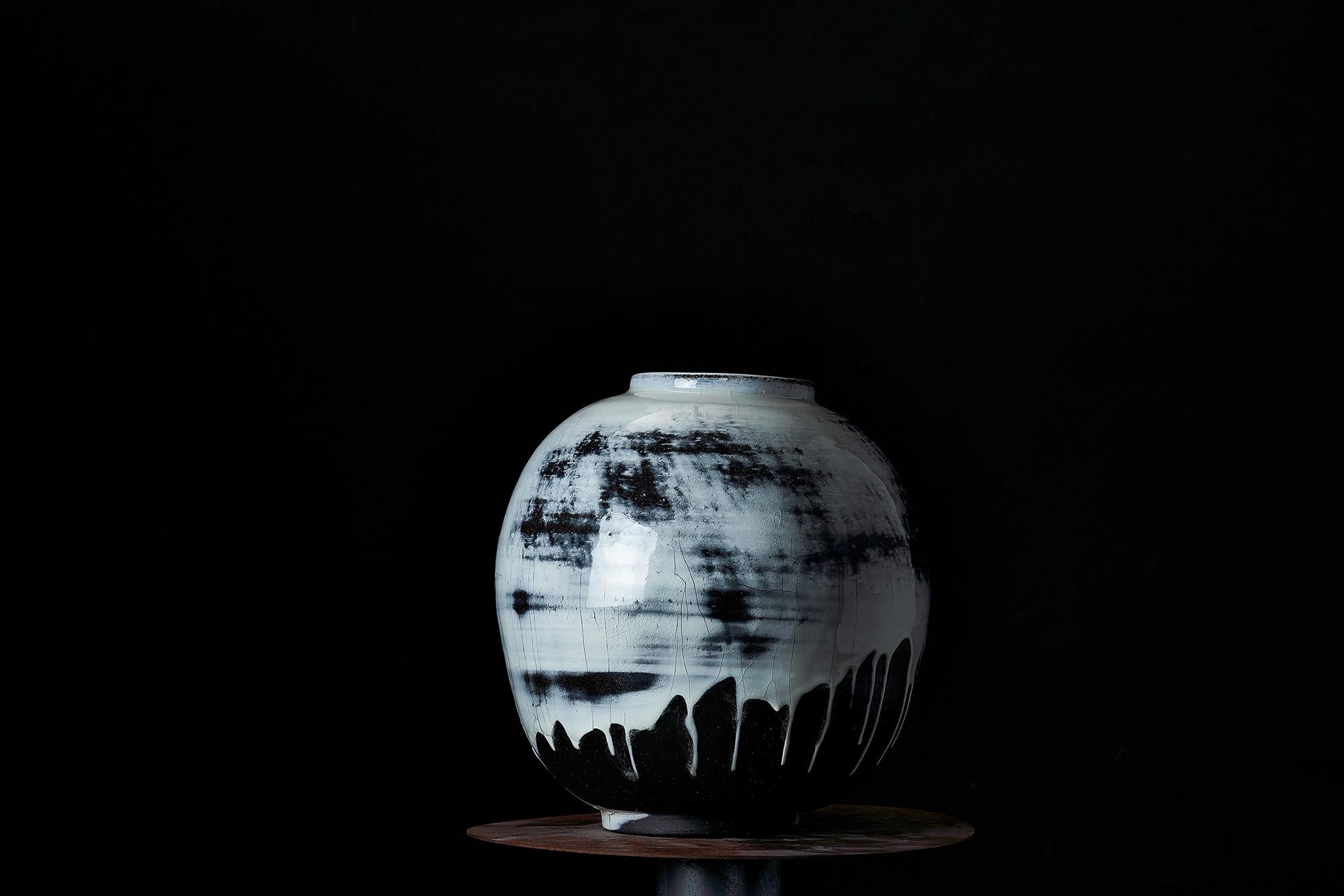 Monochromatic Landscape Moon Jar IV (Zeitgenössisch), Sculpture, von Hyosun Kim