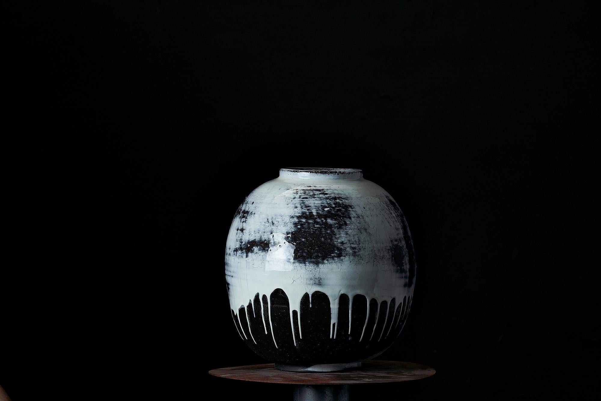 Monochromatic Landscape Moon Jar
It represents the material-in-itself and material-as-it-is, such as a monochromatic moon jar, and expresses a monochromatic landscape with a juxtaposition hybrid of materials with different properties. I attempt to