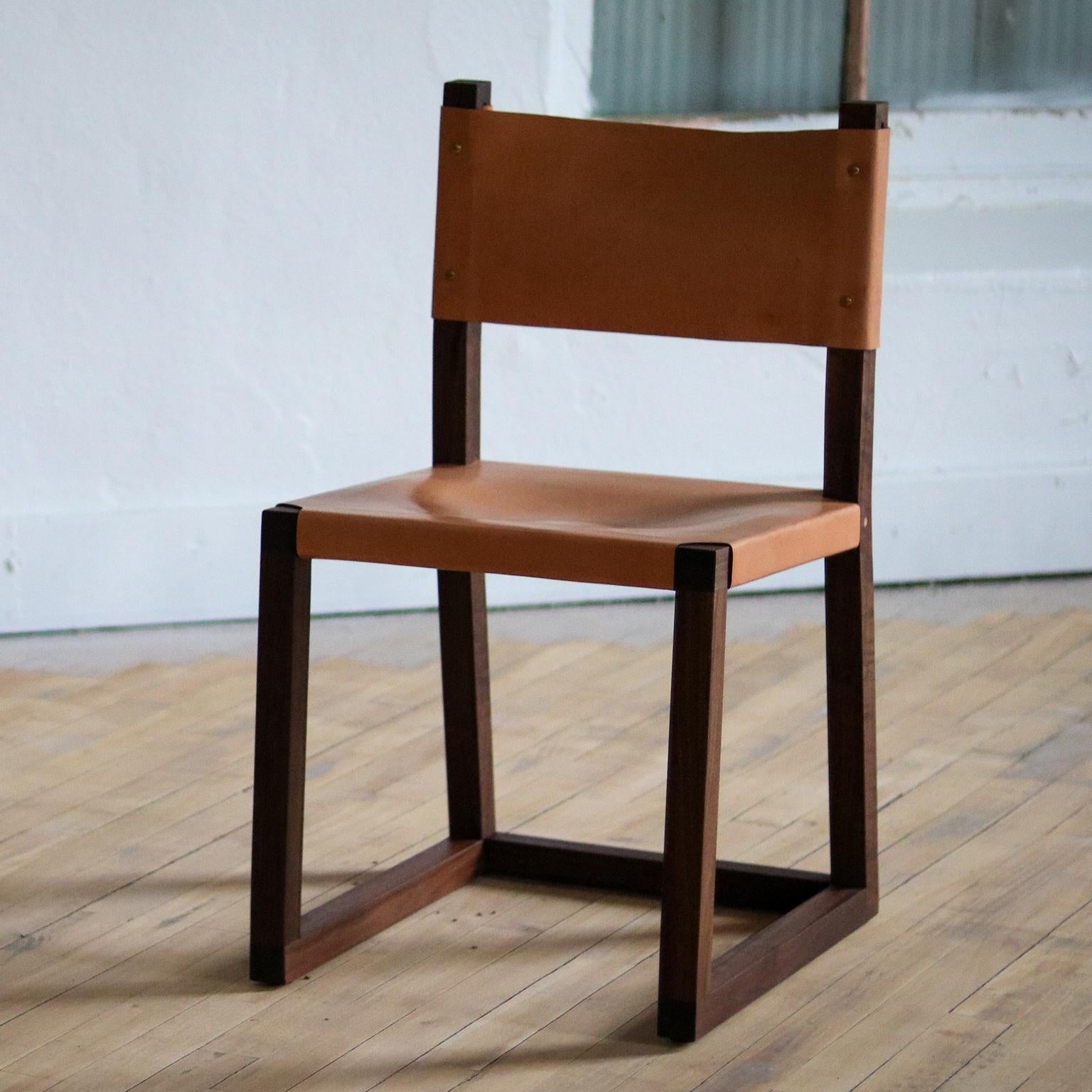 La chaise d'appoint Hypatia présente un design minimaliste. Des détails subtils et réfléchis mettent en évidence les caractéristiques implicites des matériaux, travaillant finalement en harmonie pour créer une Silhouette simpliste mais