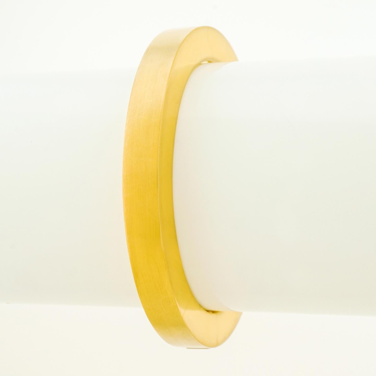 Bracelet jonc en or jaune hypermoderne Excellent état - En vente à Litchfield, CT